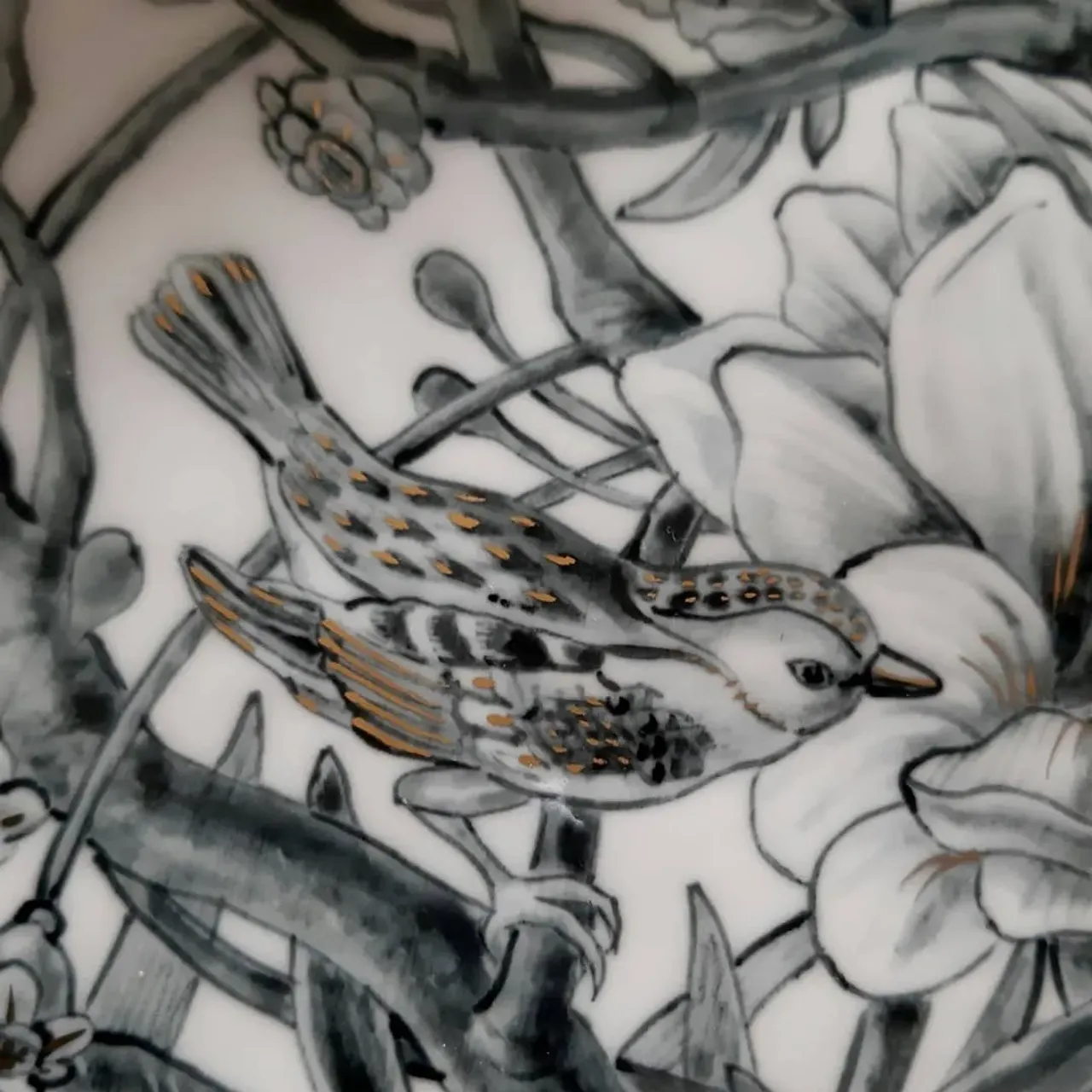 Тарелки из костяного фарфора с подглазурной росписью и золотом. D-28 см.
#porcelainart #porcelain #bonechina #porcelainpainting #homedecor #interiordesign #interiorobjects #handmade #porcelainstudio #leoleo_handmade #leoleohm #костянойфарфор #фарфорручнойработы #посудаизфарфора #домашнийдекор #предметыинтерьера