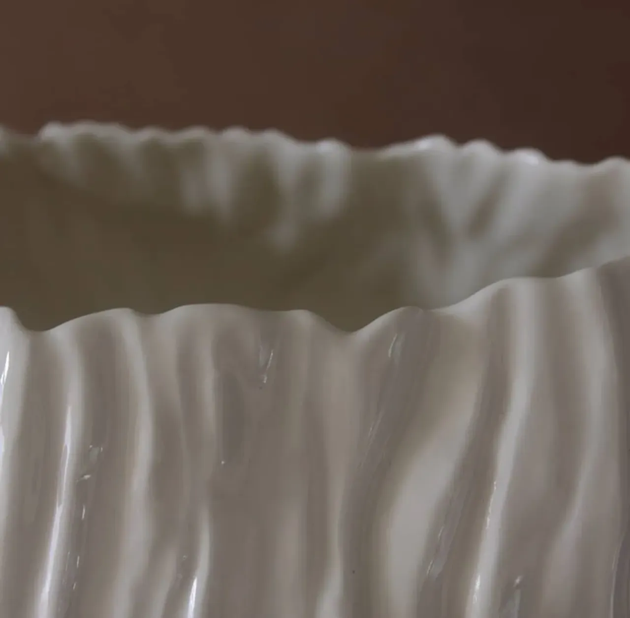 Интерьерная ваза-скульптура. Работаем над серией, будет несколько видов, название "Wind".🌬 надеюсь в следующих ветер поменяет направление😂
Костяной фарфор, прозрачная глазурь.
#porcelain #porcelainvase #porcelainart #porcelainspb #porcelainstudio #leoleo_handmade #vasesculpture #vseswind #wind #bonechina #handmade #homedecor #interiordesign #interiorobjects 
#фарфорручнойработы #фарфорспб #фарфороваяваза #домашнийдекор #предметыинтерьера #ветер