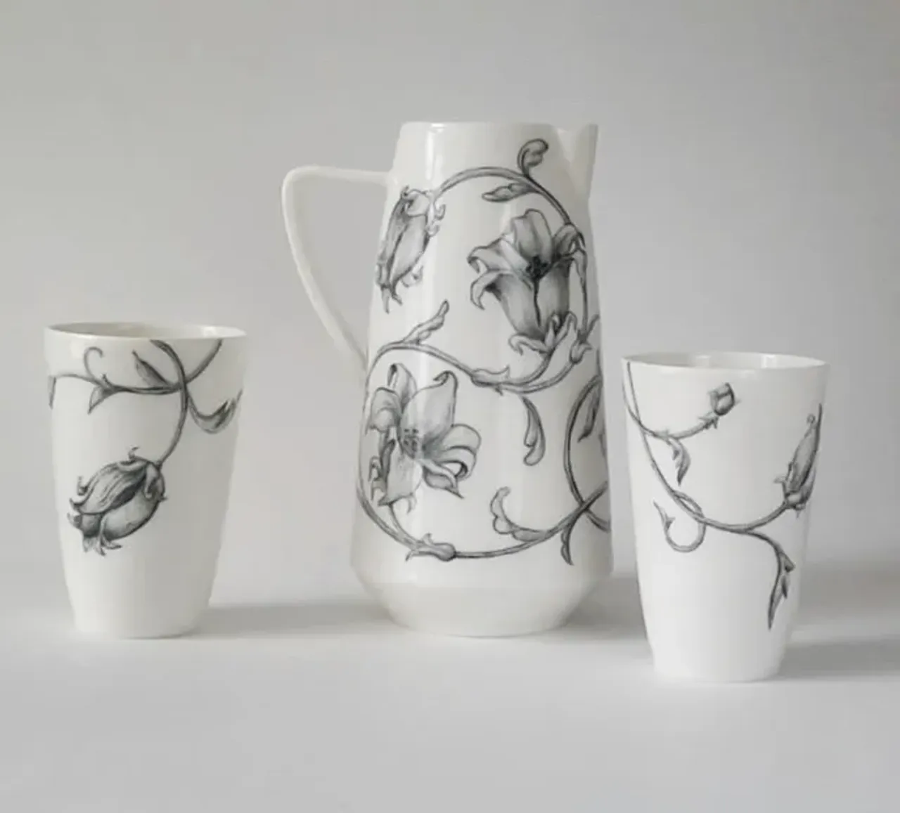 Кувшин и стаканы “Black flowers”. Фарфор,ручная работа, подглазурная роспись. #porcelain #porcelainart #porcelainstudio #homedecor #handmade #china #leoleo_handmade #lnteriordesign #interiorthings #фарфорручнойработы #предметыинтерьера #домашнийдекор #предметыинтерьераспб #кувшинизфарфора #росписьфарфора