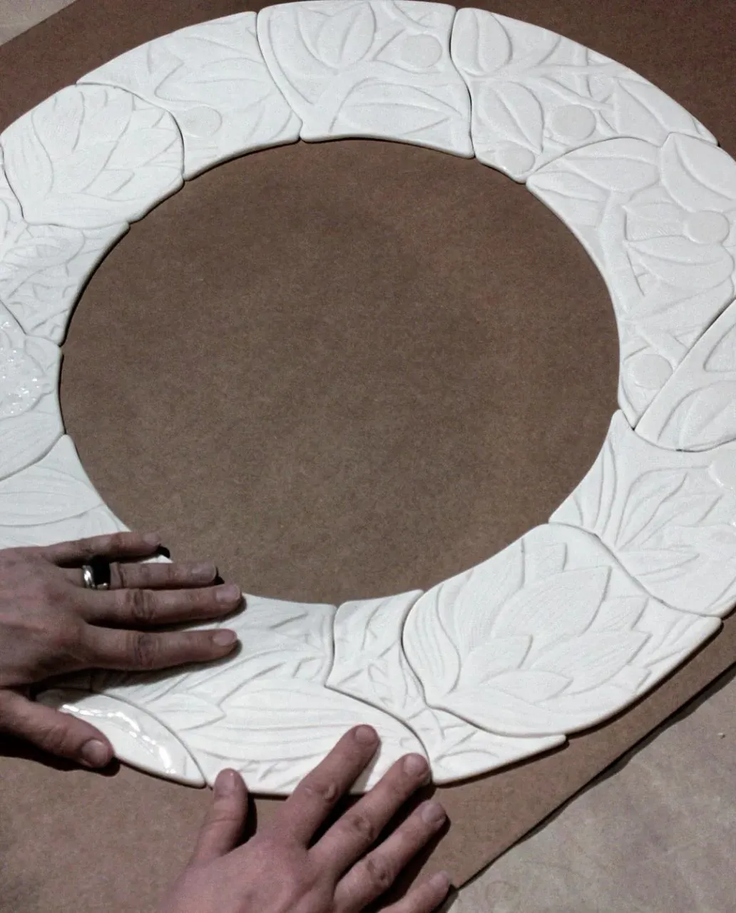 “Leopard in the jungle” Рама из бисквитного фарфора, частично покрыта прозрачной глазурью. Это наш эксперимент, волнительно как то было и не понятно как фарфор поведёт себя в обжиге, нам все понравилось. Теперь фарфоровые рамы наша новая любовь 💕 на долго.  #porcelain #porcelainart #porcelainwhite #homedecor #handmadeporcelain #porcelainstudio #porcelainframe #designinterior #leoleo_handmade #leoleohm #фарфорручнойработы #домашнийдекор #предметыинтерьера #бисквитныйфарфор #рамадлязеркала