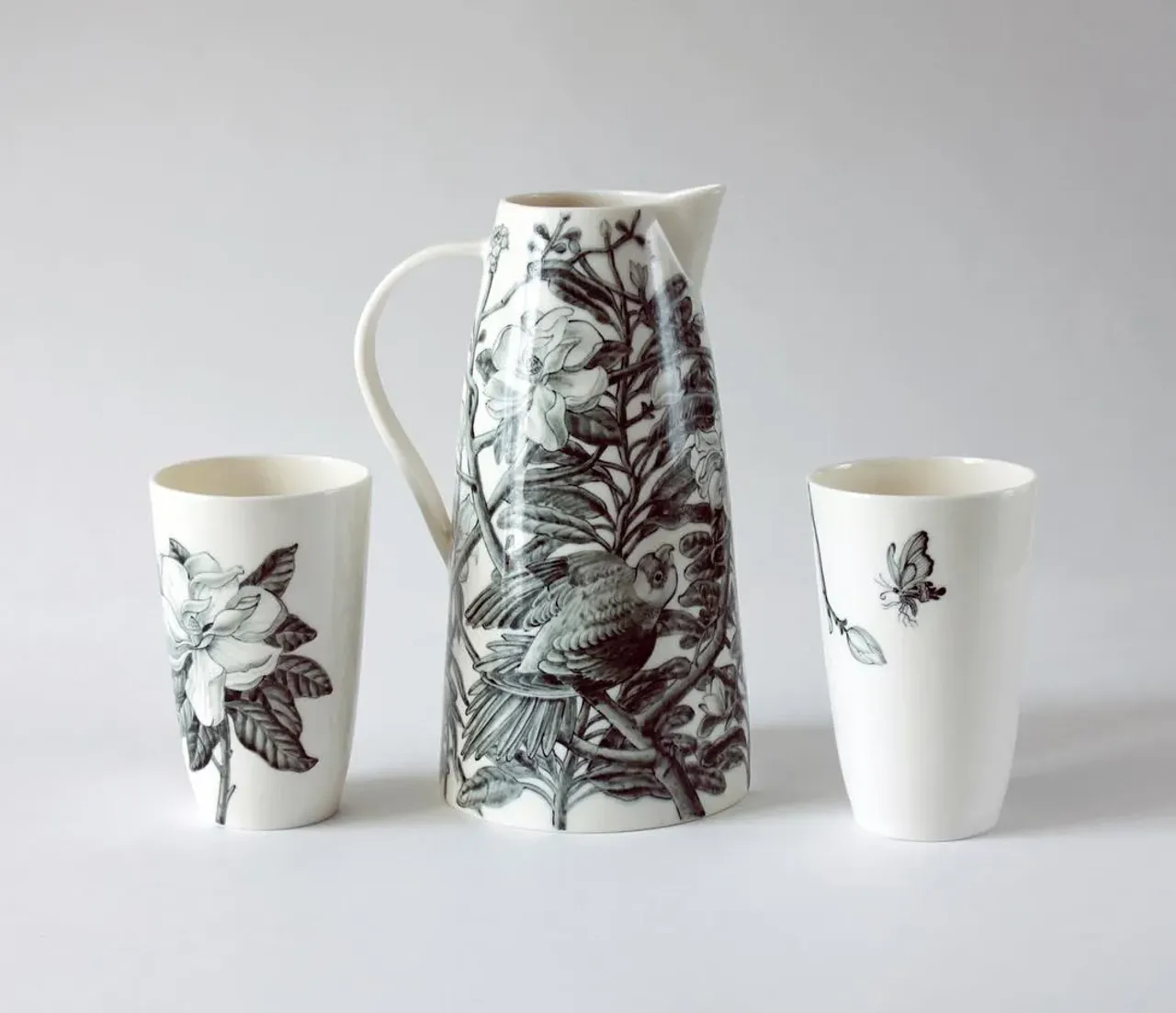Новый кувшин со стаканами «Два попугая в зарослях магнолии». Фарфор ручной работы. Подглазурная роспись, прозрачная глазурь, золото. #porcelain #porcelainart #whiteporcelain #homedecor #porcelainobjects #handmade #porcelainstudio #leoleo_handmade #leoleohm #фарфорручнойработы #посудаизфарфора #росписьфарфора #домашнийдекор #предметыинтерьера