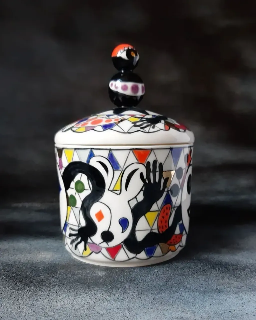 Новая баночка с крышкой, названия пока нет, но мы придумаем🙄. Примерно 600 мл. Подглазурная роспись, золото.

#porcelain #porcelainvase #porcelainart #porcelainspb #porcelainstudio #leoleo_handmade #handmade #homedecor #interiordesign #interiorobjects #porcelainpainting
#фарфорручнойработы #домашнийдекор #предметыинтерьера #росписьфарфора