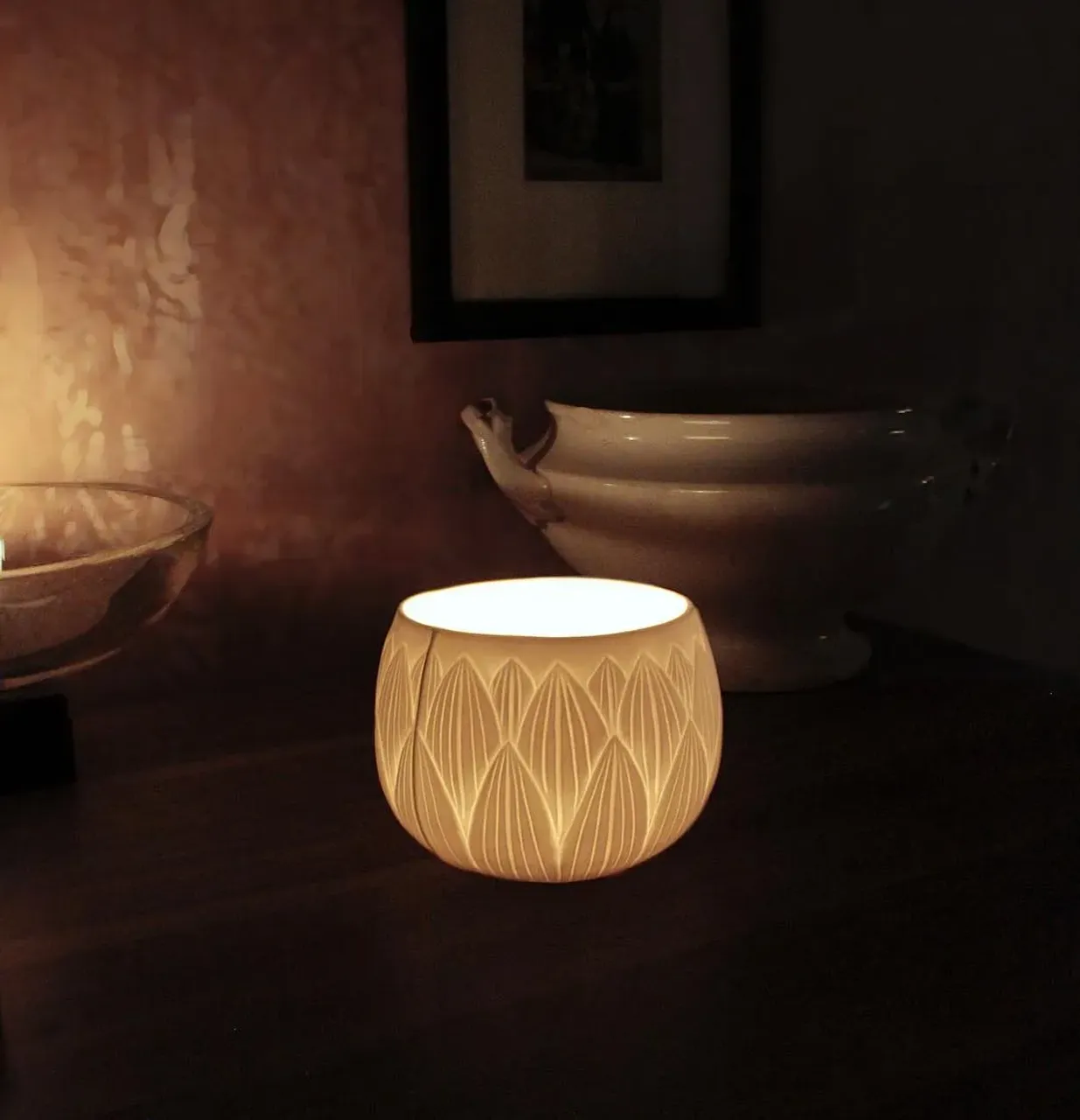 Подсвечник «Лотос». Костяной фарфор, бисквит, внутри покрыт прозрачной глазурью. Ручная работа.  #porcelain #bonecina #homedecor #handmade #porcelainwhite #porcelainstudio #leoleo_handmade #candlesticks #porcelainart #фарфорручнойработы #костянойфарфор #домашнийдекор #предметыинтерьера #подсвечник #фарфорвинтерьере