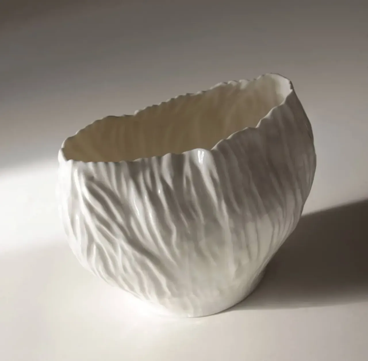 Интерьерная ваза-скульптура. Работаем над серией, будет несколько видов, название "Wind".🌬 надеюсь в следующих ветер поменяет направление😂
Костяной фарфор, прозрачная глазурь.
#porcelain #porcelainvase #porcelainart #porcelainspb #porcelainstudio #leoleo_handmade #vasesculpture #vseswind #wind #bonechina #handmade #homedecor #interiordesign #interiorobjects 
#фарфорручнойработы #фарфорспб #фарфороваяваза #домашнийдекор #предметыинтерьера #ветер