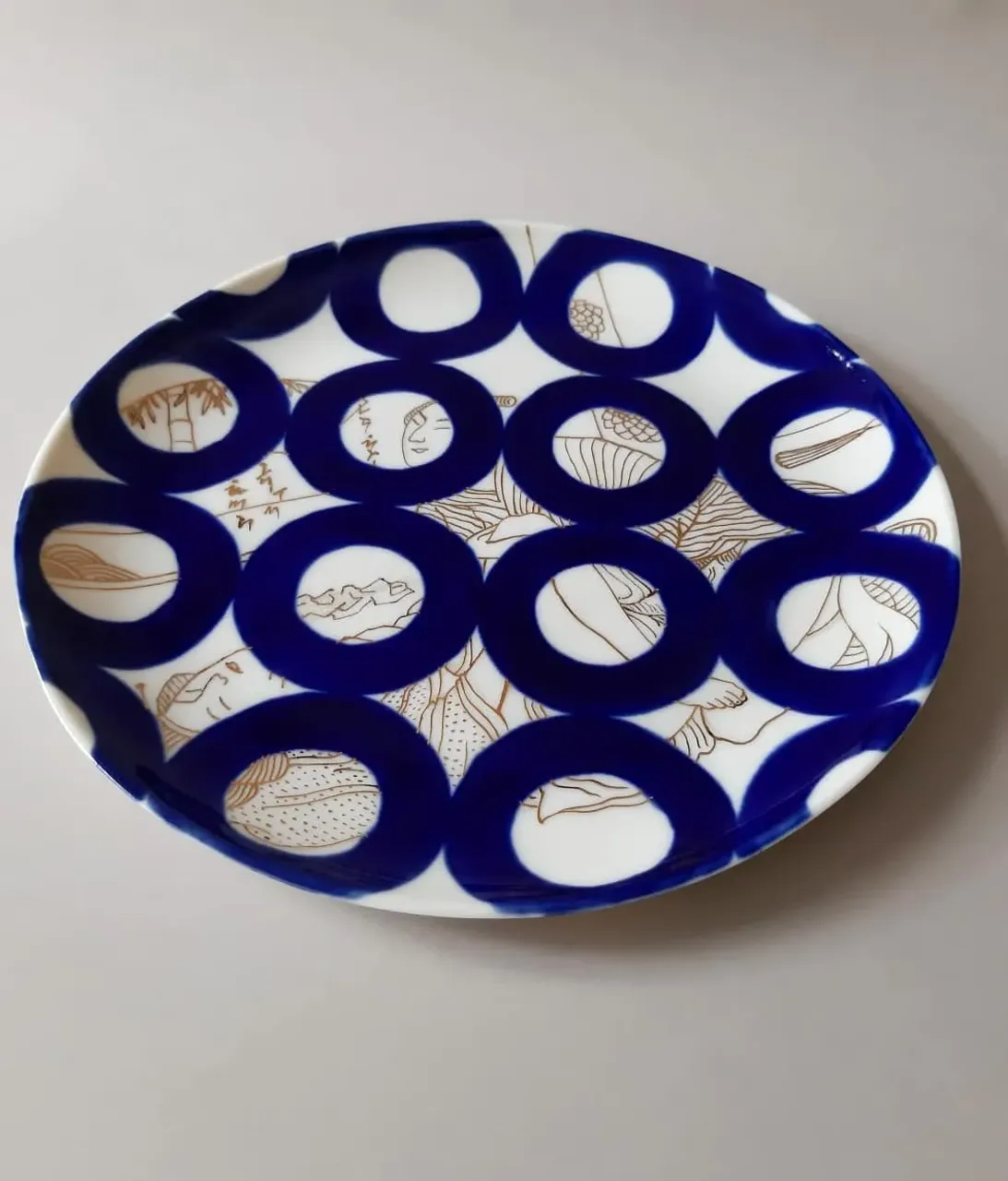 Декоративная тарелка d - 27 см. Фарфор, подглазурная роспись, роспись золотом.
Великое искусство японии не оставляет в покое. Еще одна тарелка из серии " Japanis pattern" (все-таки серии быть). Вдохновила гравюра Utagawa Kunisada.
#porcelaincat #porcelain #porcelainwhite #porcelainspb #porcelainart #porcelainpainting #porcelainplate #leoleo_handmade #leoleohm #homedecor #handmade #interiordesign #interiorobjects #interiordecor
#фарфорручнойработы #фарфороваятарелка
#росписьфарфора #домашнийдекор #предметыинтерьера