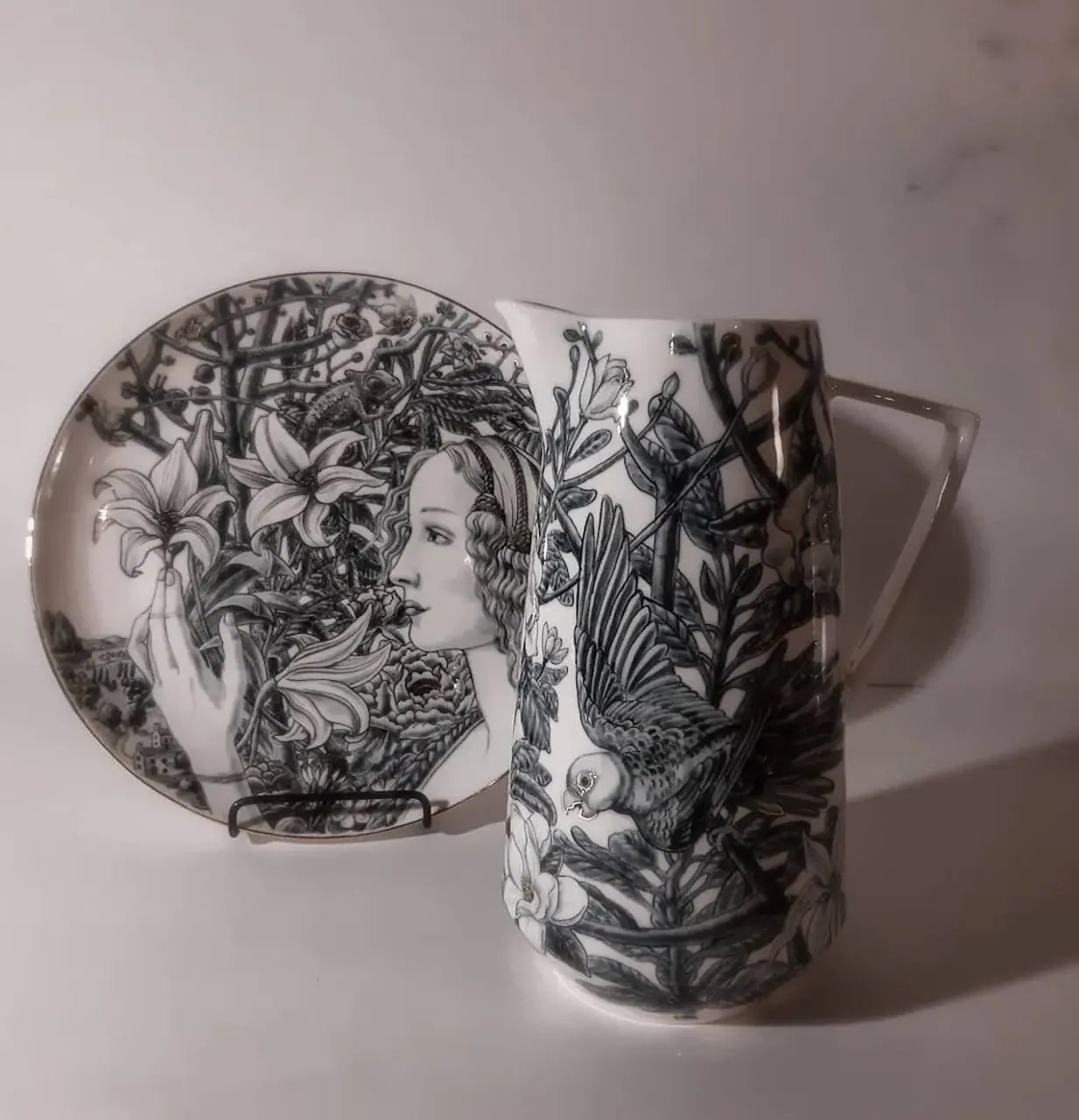 Кувшин, "Два попугая в зарослях могнолии". Немного другая форма кувшина. Объём около 2 л. 
Подглазурная роспись, прозрачная глазурь, роспись золотом. Ручная работа. 
#porcelain #porcelainart #porcelainspb #porcelainjug #porcelainpainting #leoleo_handmade #porcelainstudio #homedecor #handmade #interiordesign #interiorobjects #parrots 
#фарфорручнойработы #фарфоровыйкувшин #росписьфарфора #домашнийдекор #предметыинтерьера #фарфороваяпосуда #попугаи .