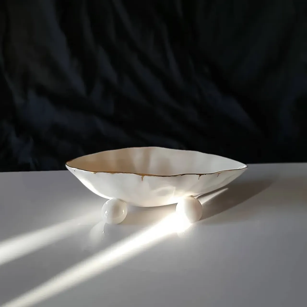 Новая ваза - ладья "White sugar". Должна была быть серия из 5 разных собратьев, но в обжиге выжили только 2 😱💪💪
Фарфор, покрыт прозрачной глазурью, и немного золота.
#porcelain #porcelainvase #porcelainspb #porcelainart #leoleo_handmade #porcelainstudio #handmade #homedecor #interiordesign #interiorobjects #interiordecor #whitesugar 
#фарфорручнойработы #фарфороваяпосуда #фарфороваяваза #домашнийдекор #фарфорспб #предметыинтерьера #декоринтеръера