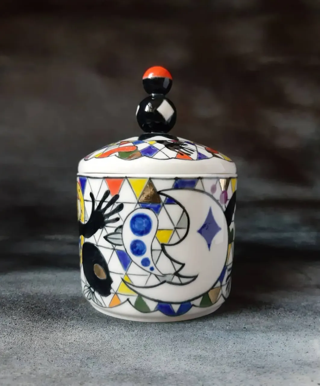 Новая баночка с крышкой, названия пока нет, но мы придумаем🙄. Примерно 600 мл. Подглазурная роспись, золото.

#porcelain #porcelainvase #porcelainart #porcelainspb #porcelainstudio #leoleo_handmade #handmade #homedecor #interiordesign #interiorobjects #porcelainpainting
#фарфорручнойработы #домашнийдекор #предметыинтерьера #росписьфарфора