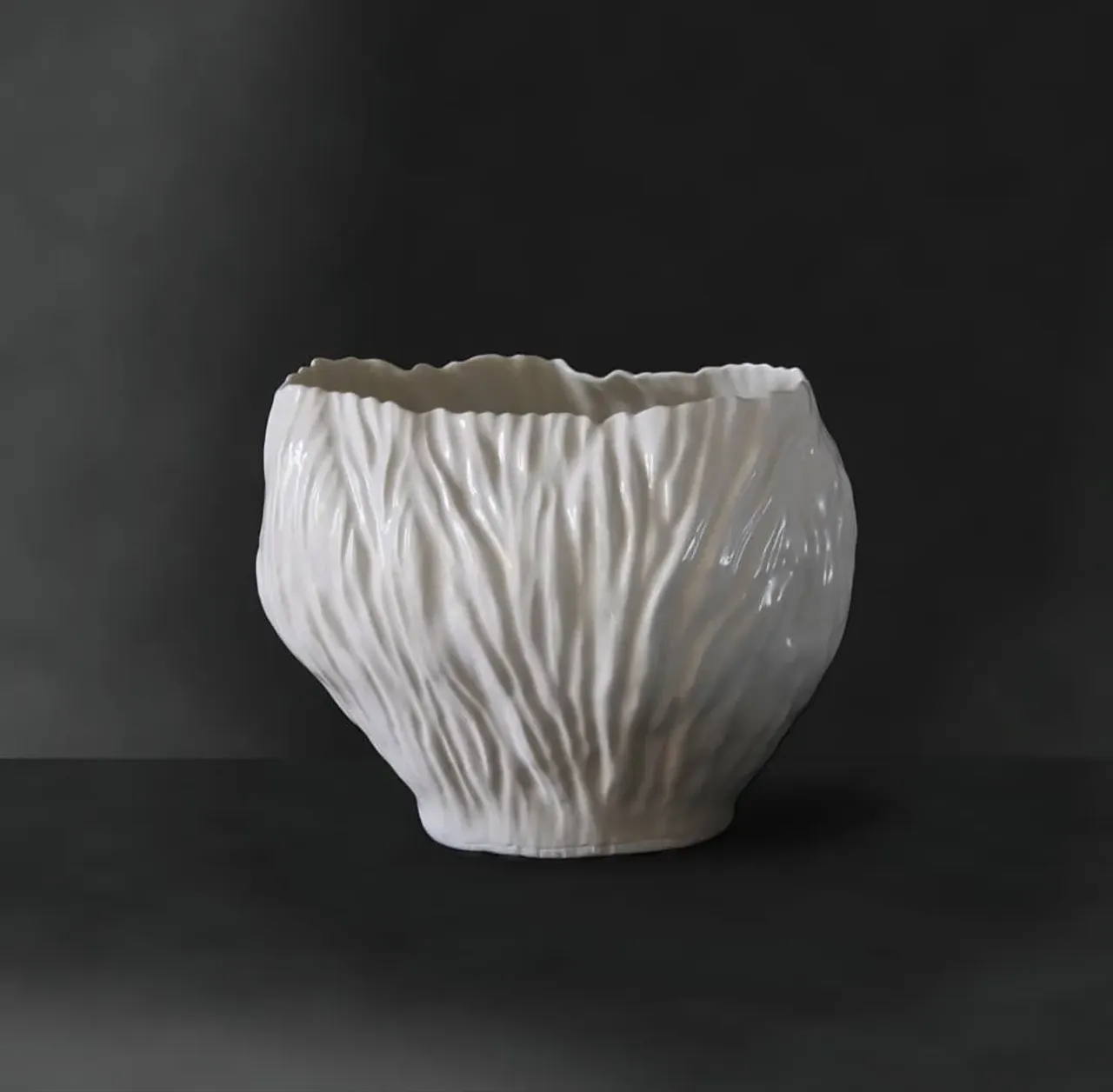 Интерьерная ваза-скульптура. Работаем над серией, будет несколько видов, название "Wind".🌬 надеюсь в следующих ветер поменяет направление😂
Костяной фарфор, прозрачная глазурь.
#porcelain #porcelainvase #porcelainart #porcelainspb #porcelainstudio #leoleo_handmade #vasesculpture #vseswind #wind #bonechina #handmade #homedecor #interiordesign #interiorobjects 
#фарфорручнойработы #фарфорспб #фарфороваяваза #домашнийдекор #предметыинтерьера #ветер