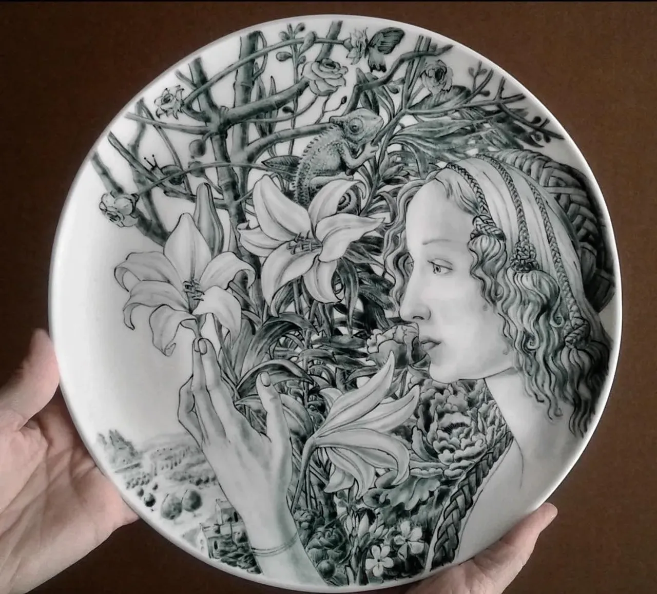 “I dreamt about a chameleon”. Декоративная тарелка d- 27 см. Ручная работа. Костяной фарфор, подглазурная роспись, покрыта прозрачной глазурью.  #porcelain #bonechina #porcelainhandmade #handmade #porcelainart #homedecor #porcelainstudio #leoleo_handmade #leoleohm #фарфорручнойработы #костянойфарфор #домашнийдекор #предметыинтерьера