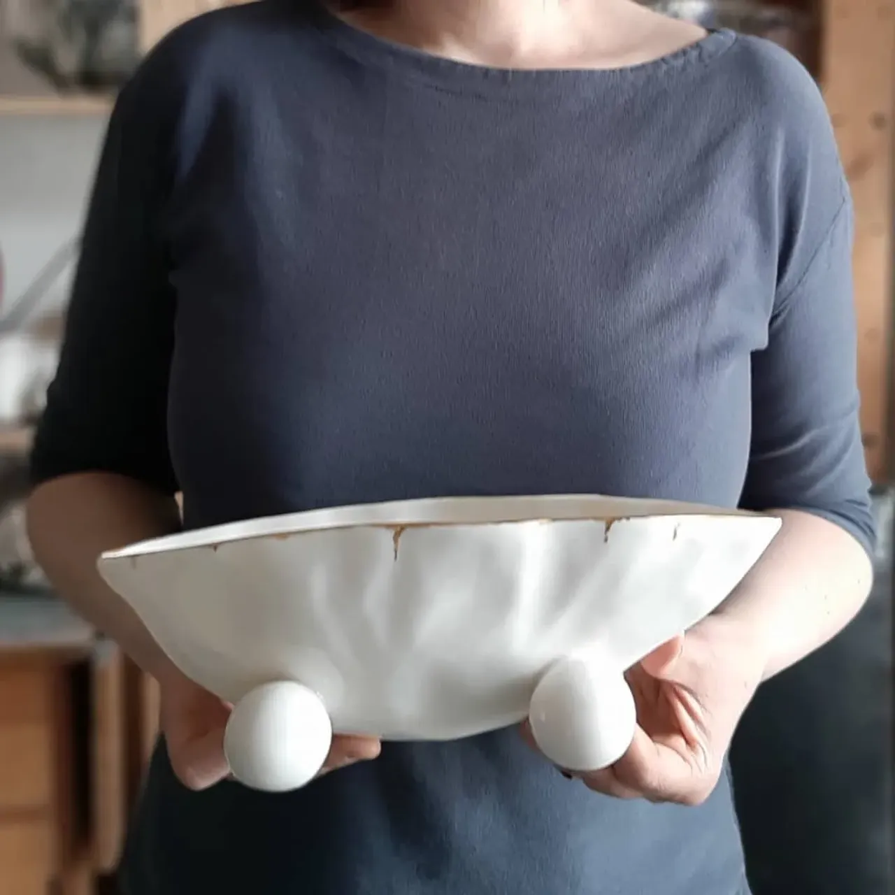 Новая ваза - ладья "White sugar". Должна была быть серия из 5 разных собратьев, но в обжиге выжили только 2 😱💪💪
Фарфор, покрыт прозрачной глазурью, и немного золота.
#porcelain #porcelainvase #porcelainspb #porcelainart #leoleo_handmade #porcelainstudio #handmade #homedecor #interiordesign #interiorobjects #interiordecor #whitesugar 
#фарфорручнойработы #фарфороваяпосуда #фарфороваяваза #домашнийдекор #фарфорспб #предметыинтерьера #декоринтеръера