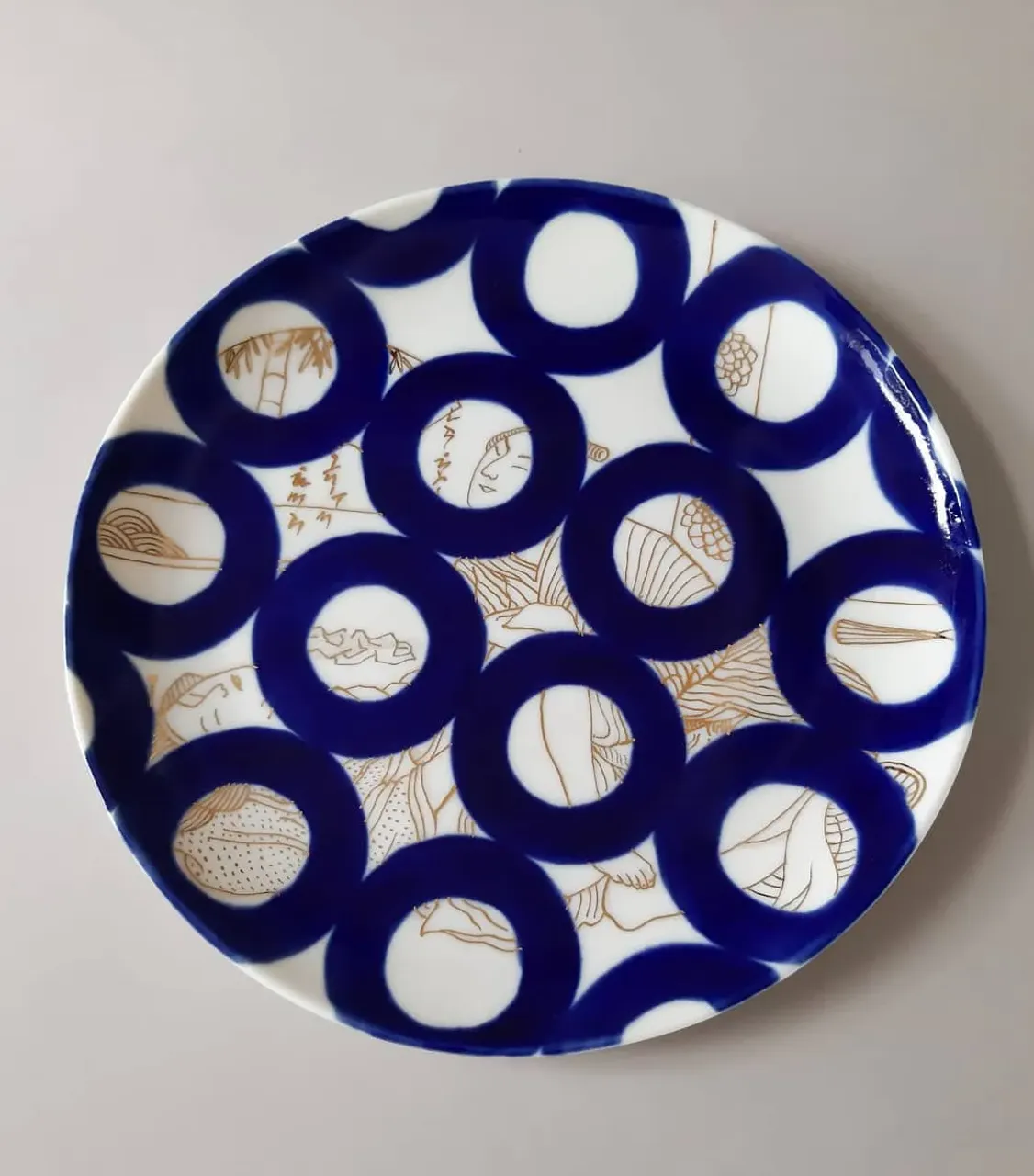 Декоративная тарелка d - 27 см. Фарфор, подглазурная роспись, роспись золотом.
Великое искусство японии не оставляет в покое. Еще одна тарелка из серии " Japanis pattern" (все-таки серии быть). Вдохновила гравюра Utagawa Kunisada.
#porcelaincat #porcelain #porcelainwhite #porcelainspb #porcelainart #porcelainpainting #porcelainplate #leoleo_handmade #leoleohm #homedecor #handmade #interiordesign #interiorobjects #interiordecor
#фарфорручнойработы #фарфороваятарелка
#росписьфарфора #домашнийдекор #предметыинтерьера