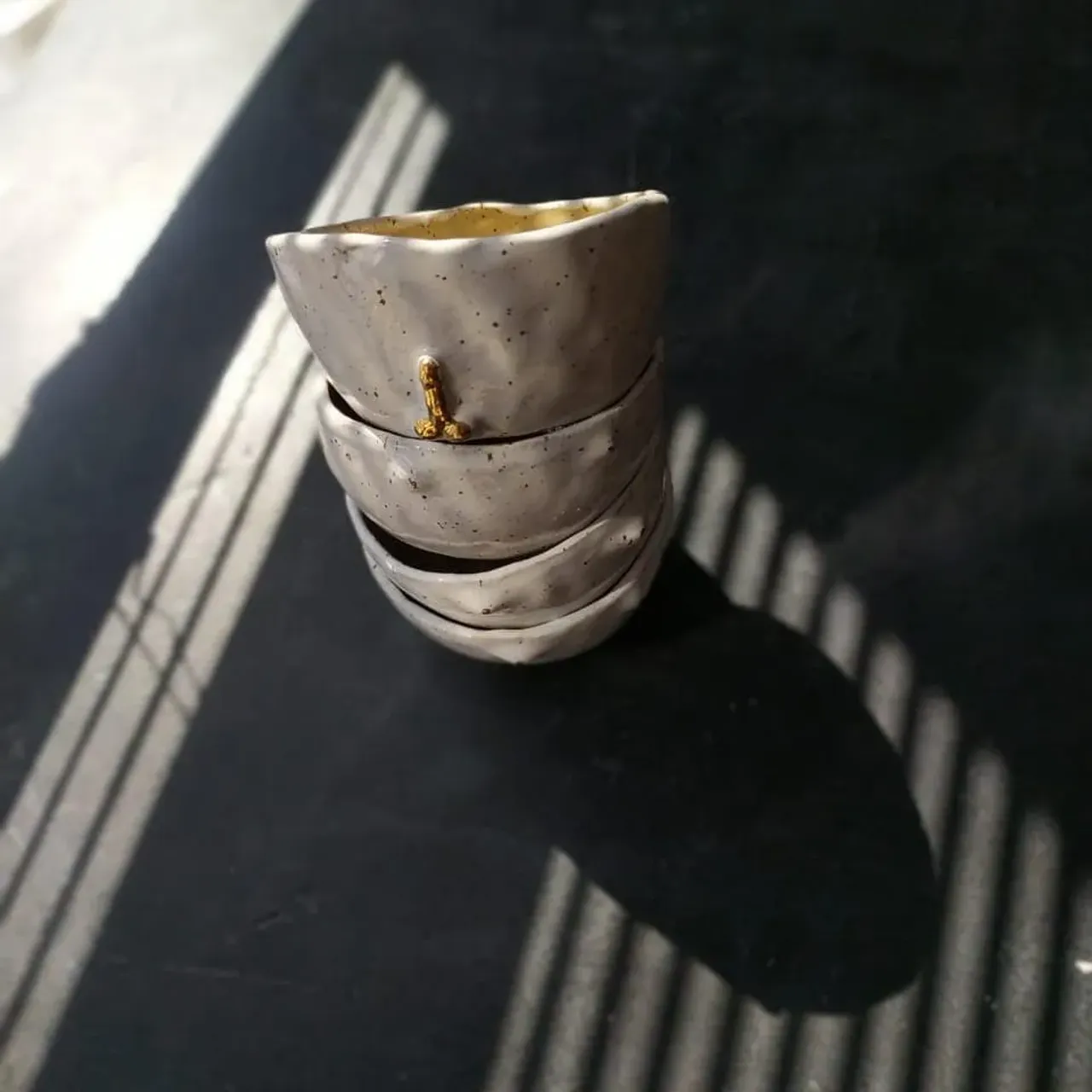 Кайфую от пятен теней и света.

#пиалки #посуда #посударучнойработы #люблюзолото #люблюкерамику #ceramics #керамика #высокийобжиг #длякухни #длядома #длядуши
#купить_titkirukami