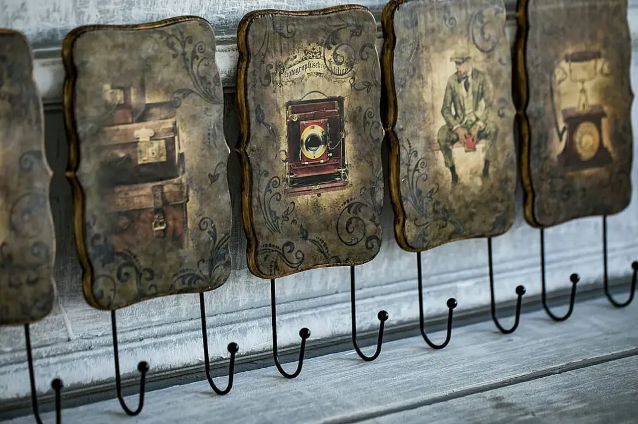 Обожаю эту карту от @baseofart с ней всегда руки тянутся к "пачканью" вещицы,  что я очень люблю делать 😉 Жаль что не все понимают...
Крутые вешалочки еще в наличии, готовы радовать своих новых хозяев.

#вешалкидляодежды #вешалкавприхожую #вешалка #дляключей #авторскаявещица #рукамимастера #дляудовольствия #эстетика #handmadegifts #handmadedecor #handmade #woodgift #woodscraft_ #woodscraft_в_наличии