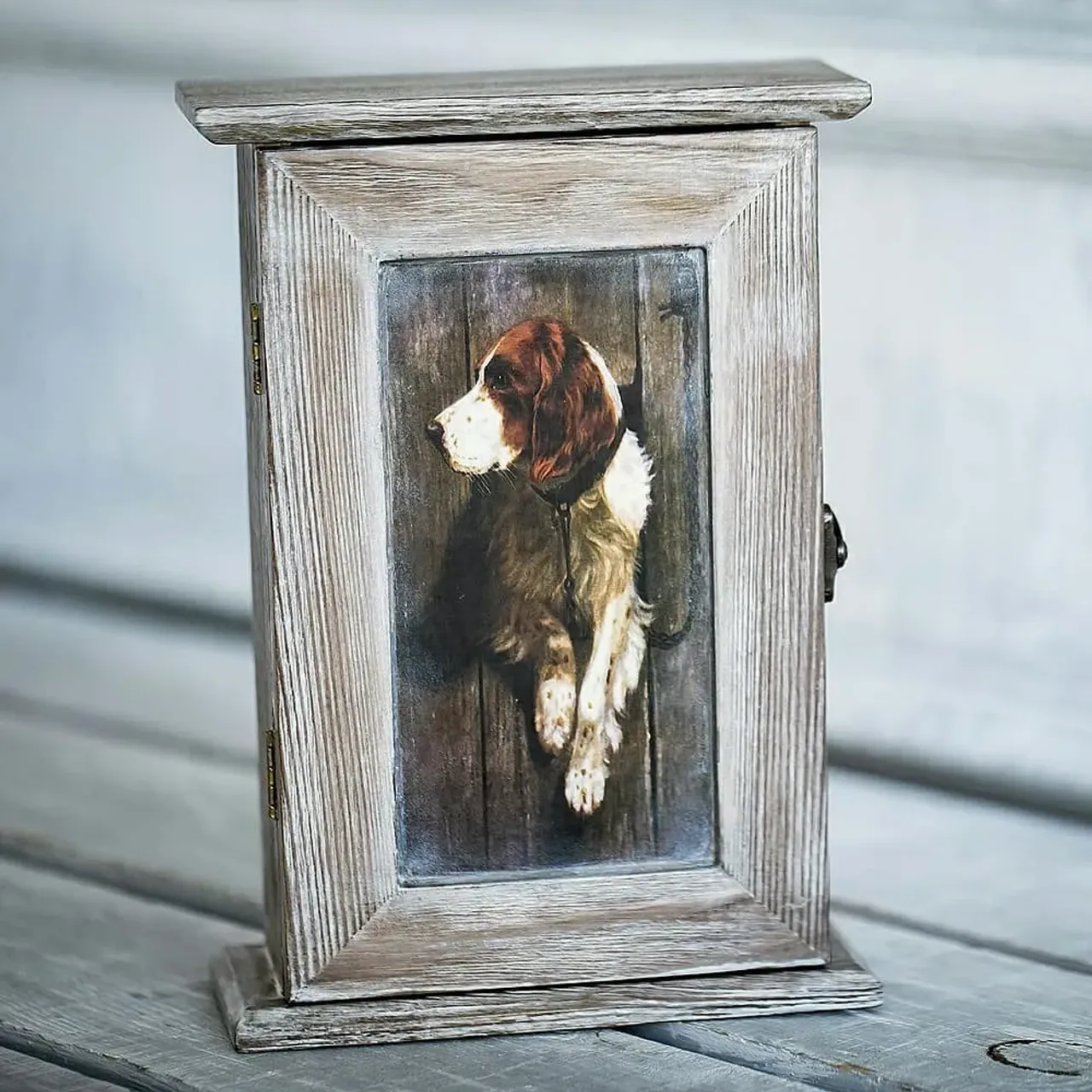 А это моя самая любимая работа лета 2017 года. И да, она все еще в наличии 😱
Я заметила,  чем больше мне нравится работа,  тем дольше она живет рядом со мной...
Ну неужели, вы не хотите этого красавчика приютить? А он в преданность вам будет охранять ваши ключики от #квартирагдеденьгилежат 😉

#рукамимастера #обжигибраш #ключницанастенная #дляключей #авторскиевещички #woodscraft_ #handmadedecor #handmadegifts #handmade #keybox