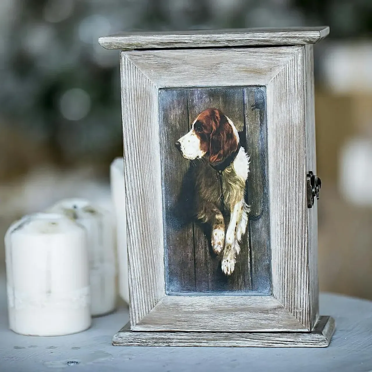 А это моя самая любимая работа лета 2017 года. И да, она все еще в наличии 😱
Я заметила,  чем больше мне нравится работа,  тем дольше она живет рядом со мной...
Ну неужели, вы не хотите этого красавчика приютить? А он в преданность вам будет охранять ваши ключики от #квартирагдеденьгилежат 😉

#рукамимастера #обжигибраш #ключницанастенная #дляключей #авторскиевещички #woodscraft_ #handmadedecor #handmadegifts #handmade #keybox