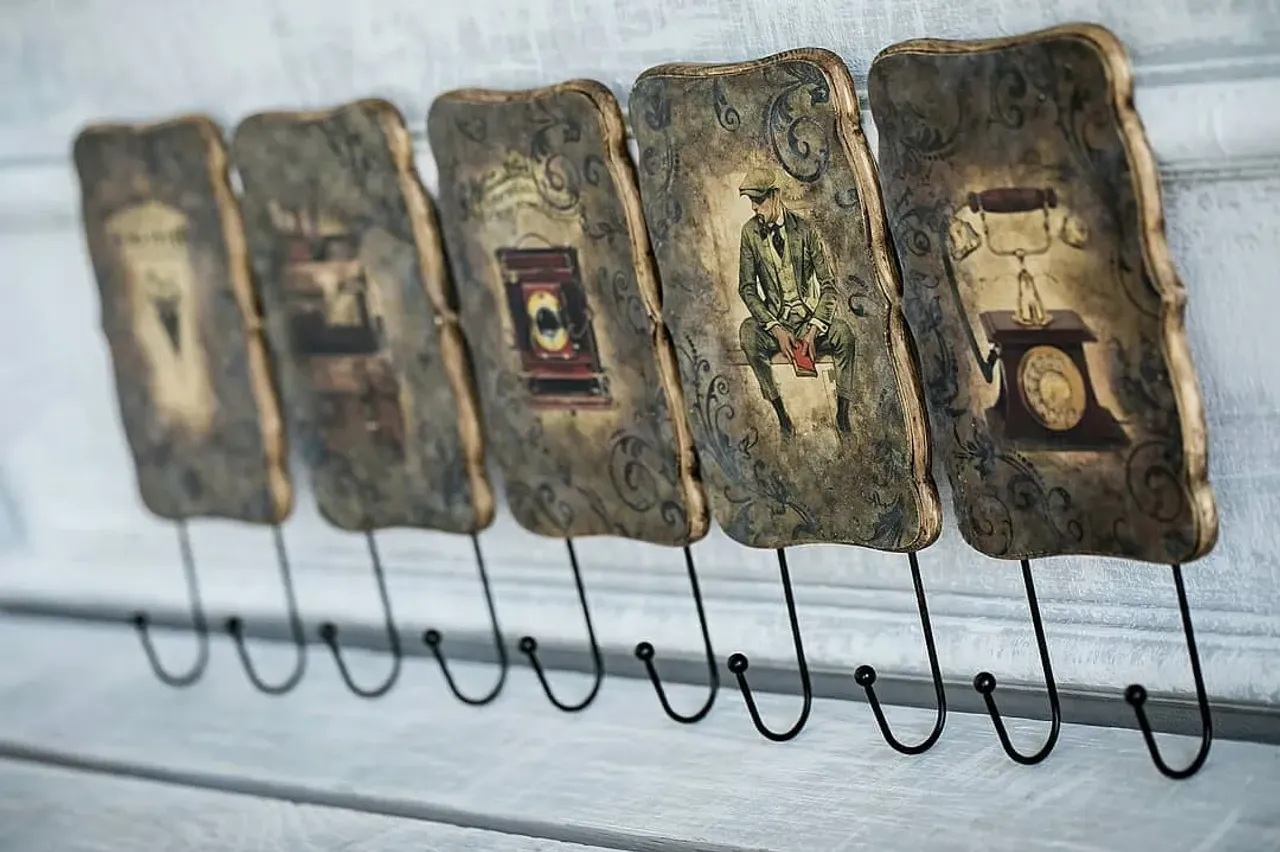 Обожаю эту карту от @baseofart с ней всегда руки тянутся к "пачканью" вещицы,  что я очень люблю делать 😉 Жаль что не все понимают...
Крутые вешалочки еще в наличии, готовы радовать своих новых хозяев.

#вешалкидляодежды #вешалкавприхожую #вешалка #дляключей #авторскаявещица #рукамимастера #дляудовольствия #эстетика #handmadegifts #handmadedecor #handmade #woodgift #woodscraft_ #woodscraft_в_наличии