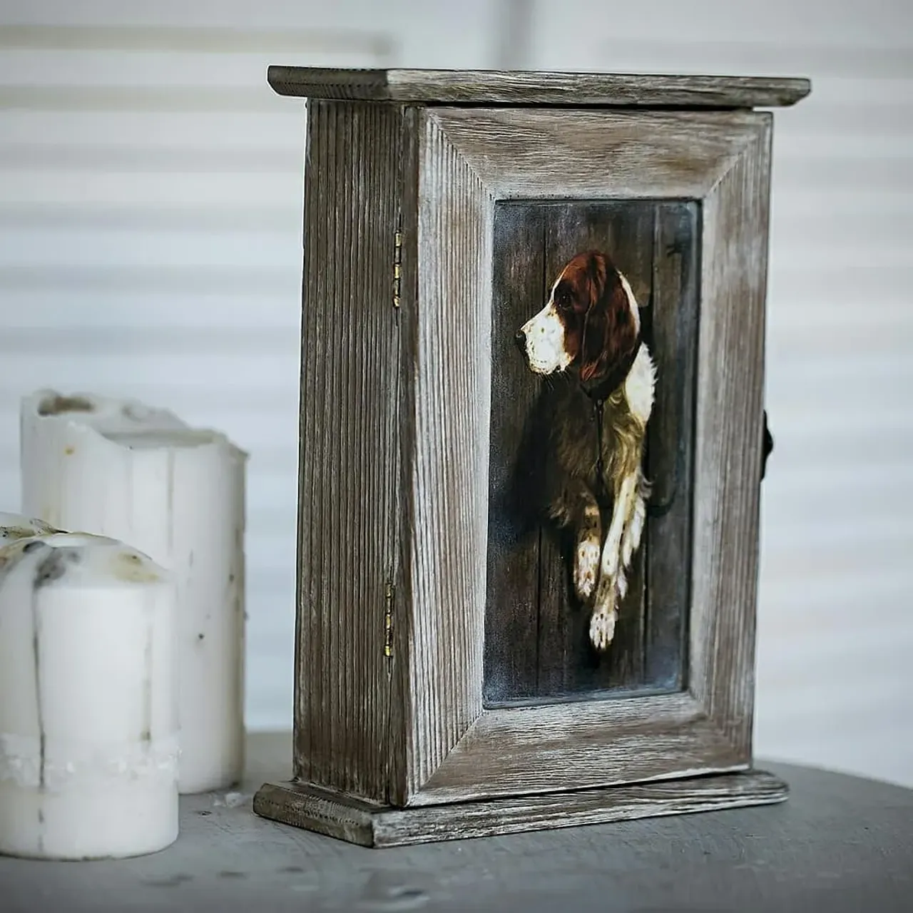 А это моя самая любимая работа лета 2017 года. И да, она все еще в наличии 😱
Я заметила,  чем больше мне нравится работа,  тем дольше она живет рядом со мной...
Ну неужели, вы не хотите этого красавчика приютить? А он в преданность вам будет охранять ваши ключики от #квартирагдеденьгилежат 😉

#рукамимастера #обжигибраш #ключницанастенная #дляключей #авторскиевещички #woodscraft_ #handmadedecor #handmadegifts #handmade #keybox