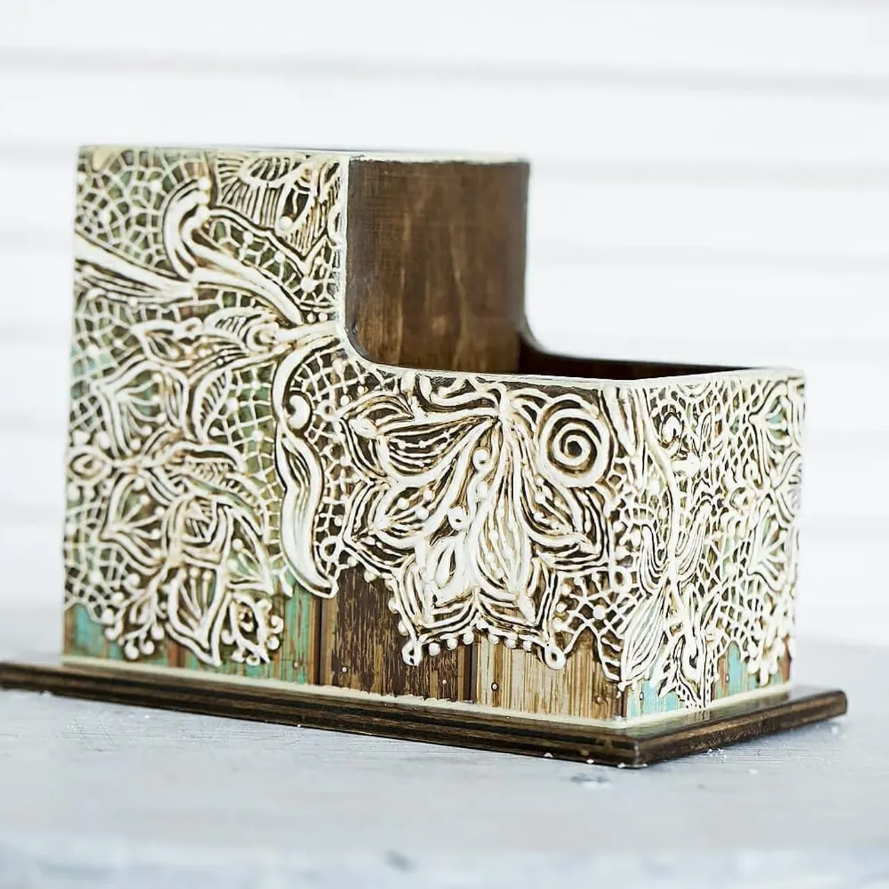 Смотрите какая штучка еще ни разу не попадала в кадр. Карандашница с очень сложной и большой росписью на всей поверхности.
Это просто ВАУ! подарок для любой девушки.

#рукамимастера #нарабочийстол #авторскиевещички #ручнаяроспись #карандашница #купитьручнуюработу #ручнаяработановосибирск #woodscraft_ #woodscraft #handmadedecor #handmadegifts #handmade