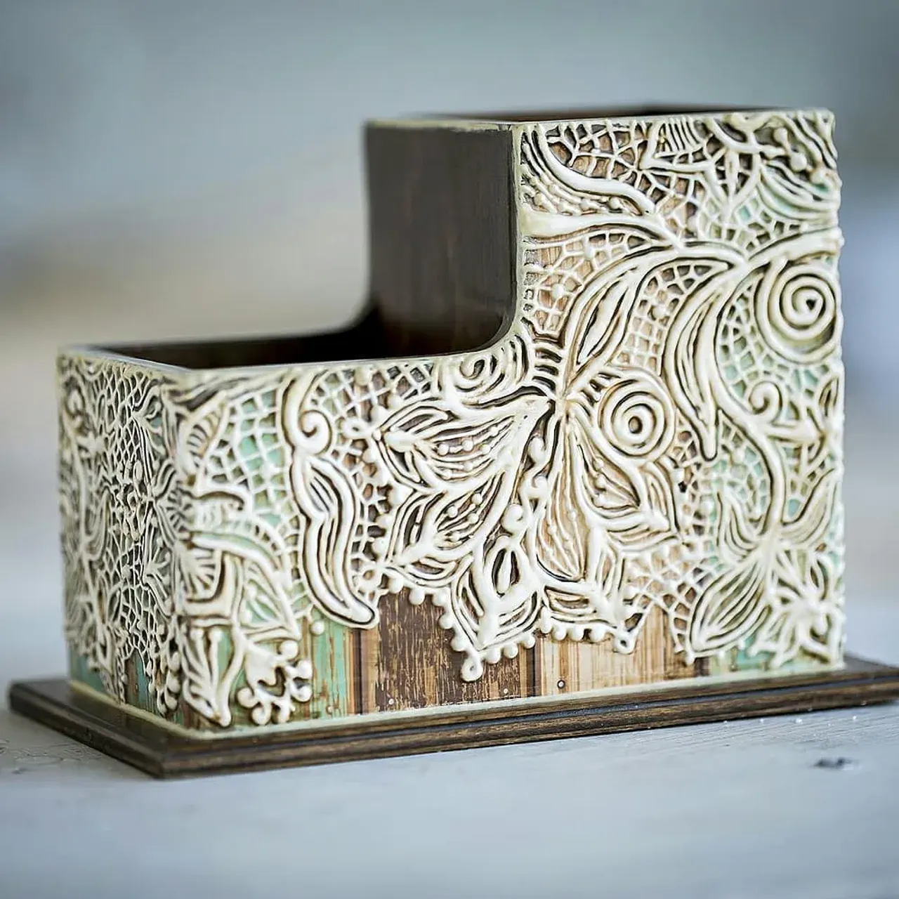 Смотрите какая штучка еще ни разу не попадала в кадр. Карандашница с очень сложной и большой росписью на всей поверхности.
Это просто ВАУ! подарок для любой девушки.

#рукамимастера #нарабочийстол #авторскиевещички #ручнаяроспись #карандашница #купитьручнуюработу #ручнаяработановосибирск #woodscraft_ #woodscraft #handmadedecor #handmadegifts #handmade