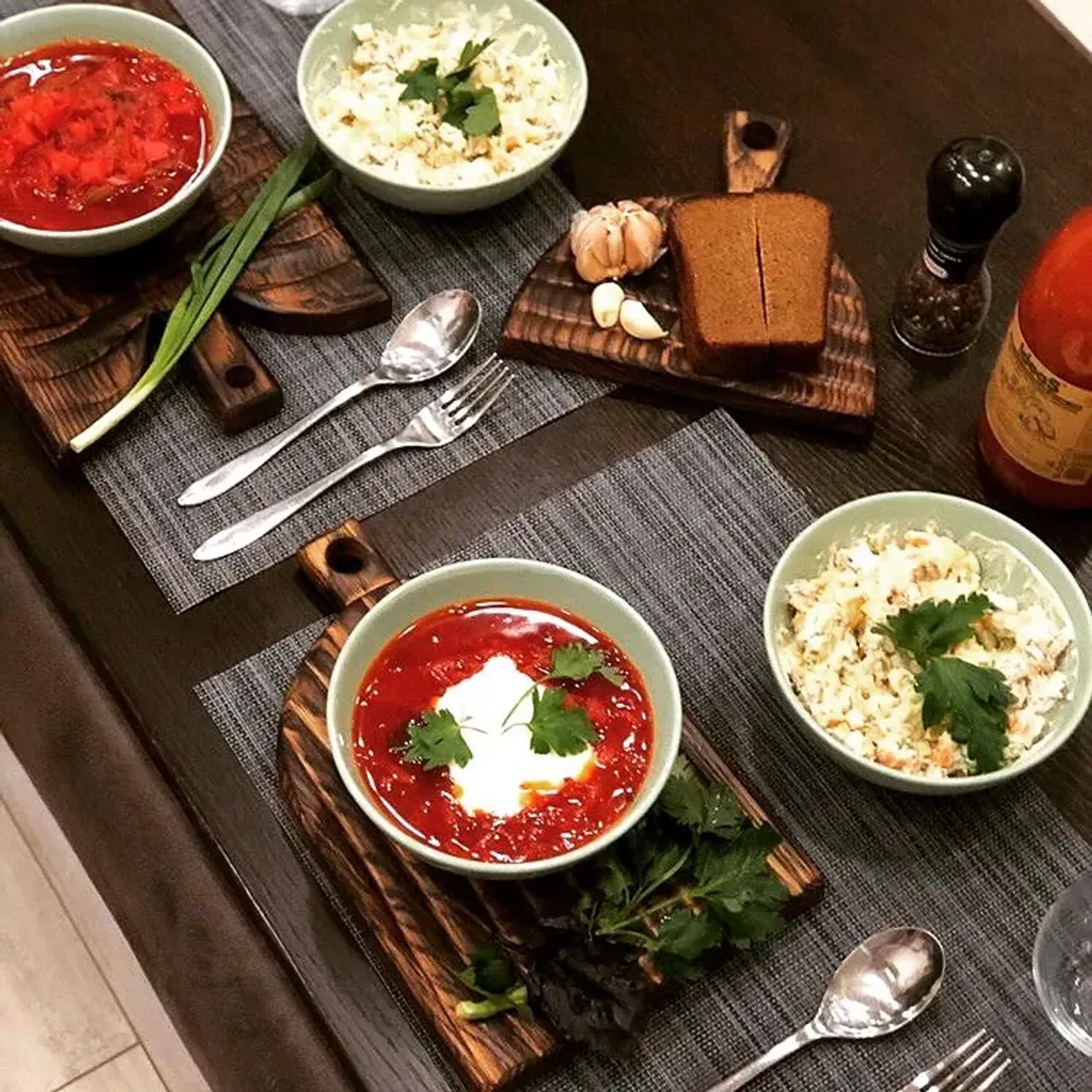 ☘️ Привет,  друзья!
Мы собрали и соединили последние фотоотзывы от хозяев наших досочек в один пост😌
⠀
Мы хотим показать Вам☝🏾, как наши творения идеально подходят любому интерьеру, любой кухне (от борщей🥘 до стейков 🥩) и даже нравятся домашним питомцам😻.
⠀
Создавайте свой неповторимый стиль и интерьер🌳, радуйте нашими досками своих Жен, Матерей, Подруг🌸 и сильную часть населения💪🏽.
⠀
Будьте лучшими и будьте с лучшими💚
⠀
#деревянныеящики #сервировочныедоски #ключницаиздерева #подставкаподгорячее #доскидляподачи #реквизитдляфото #реквизитдляфудфото #реквизит #реквизитдляфотосессии #фудфотография #your_wood_shop