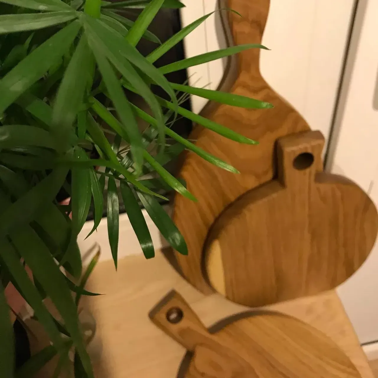 ☘️ Привет,  друзья!
Мы собрали и соединили последние фотоотзывы от хозяев наших досочек в один пост😌
⠀
Мы хотим показать Вам☝🏾, как наши творения идеально подходят любому интерьеру, любой кухне (от борщей🥘 до стейков 🥩) и даже нравятся домашним питомцам😻.
⠀
Создавайте свой неповторимый стиль и интерьер🌳, радуйте нашими досками своих Жен, Матерей, Подруг🌸 и сильную часть населения💪🏽.
⠀
Будьте лучшими и будьте с лучшими💚
⠀
#деревянныеящики #сервировочныедоски #ключницаиздерева #подставкаподгорячее #доскидляподачи #реквизитдляфото #реквизитдляфудфото #реквизит #реквизитдляфотосессии #фудфотография #your_wood_shop