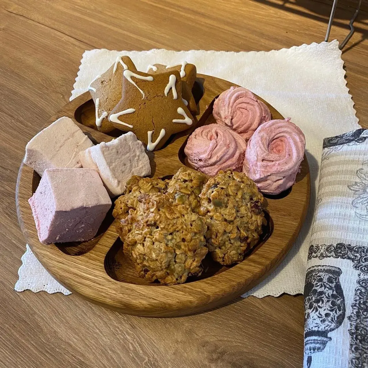 #менажница #деревовинтерьере #менажницаиздерева #тарелкаиздерева #деревяннаятарелка #тарелкаручнойработы #тарелкиручнойработы #тарелкадекоративная #доски #деревянныетарелки