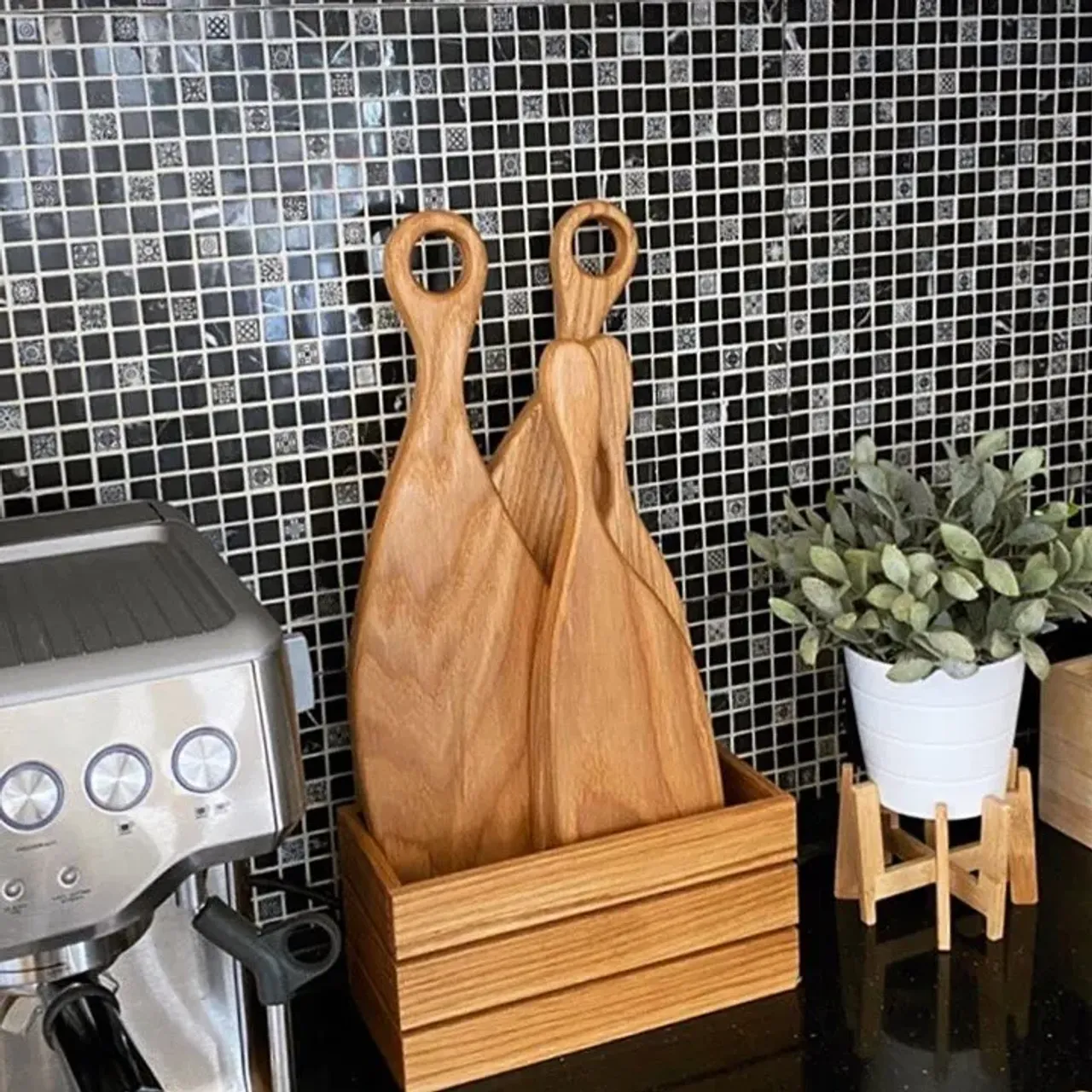 ☘️ Привет,  друзья!
Мы собрали и соединили последние фотоотзывы от хозяев наших досочек в один пост😌
⠀
Мы хотим показать Вам☝🏾, как наши творения идеально подходят любому интерьеру, любой кухне (от борщей🥘 до стейков 🥩) и даже нравятся домашним питомцам😻.
⠀
Создавайте свой неповторимый стиль и интерьер🌳, радуйте нашими досками своих Жен, Матерей, Подруг🌸 и сильную часть населения💪🏽.
⠀
Будьте лучшими и будьте с лучшими💚
⠀
#деревянныеящики #сервировочныедоски #ключницаиздерева #подставкаподгорячее #доскидляподачи #реквизитдляфото #реквизитдляфудфото #реквизит #реквизитдляфотосессии #фудфотография #your_wood_shop