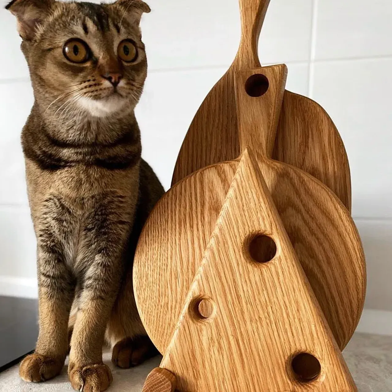 ☘️ Привет,  друзья!
Мы собрали и соединили последние фотоотзывы от хозяев наших досочек в один пост😌
⠀
Мы хотим показать Вам☝🏾, как наши творения идеально подходят любому интерьеру, любой кухне (от борщей🥘 до стейков 🥩) и даже нравятся домашним питомцам😻.
⠀
Создавайте свой неповторимый стиль и интерьер🌳, радуйте нашими досками своих Жен, Матерей, Подруг🌸 и сильную часть населения💪🏽.
⠀
Будьте лучшими и будьте с лучшими💚
⠀
#деревянныеящики #сервировочныедоски #ключницаиздерева #подставкаподгорячее #доскидляподачи #реквизитдляфото #реквизитдляфудфото #реквизит #реквизитдляфотосессии #фудфотография #your_wood_shop