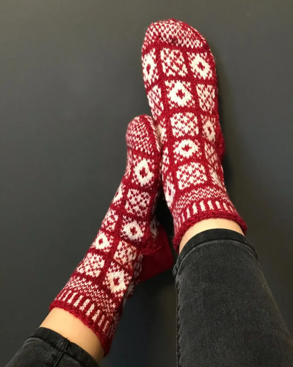 В наличии имеются носочки разных расцветок и размеров.  100% ручная работа, полушерсть. #knit#knitting#knitsocks#bootsocks#вязанныеноски