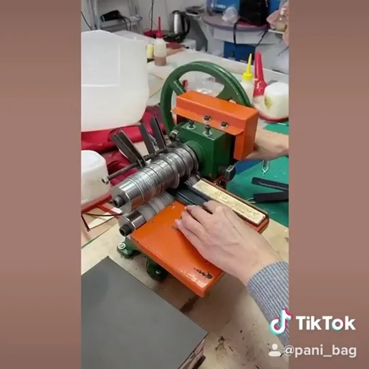 Немного весёлости при пошиве сумок не помешает😉 А тем более с треком, который едет на евровидение!
А я к своему стыду даже группу эту не знала, зато теперь, как только этих ребят слышу, все конечности в унисон трястись начинают🤣 Мои любимые песни это когда и петь(читать как орать) во всё горло можно и танцАвать💃🕺 Вот они как раз и попали под мой вкус😉 А вы какие песни предпочитаете? Или у меня тут все серьёзные сидят с классикой?😎