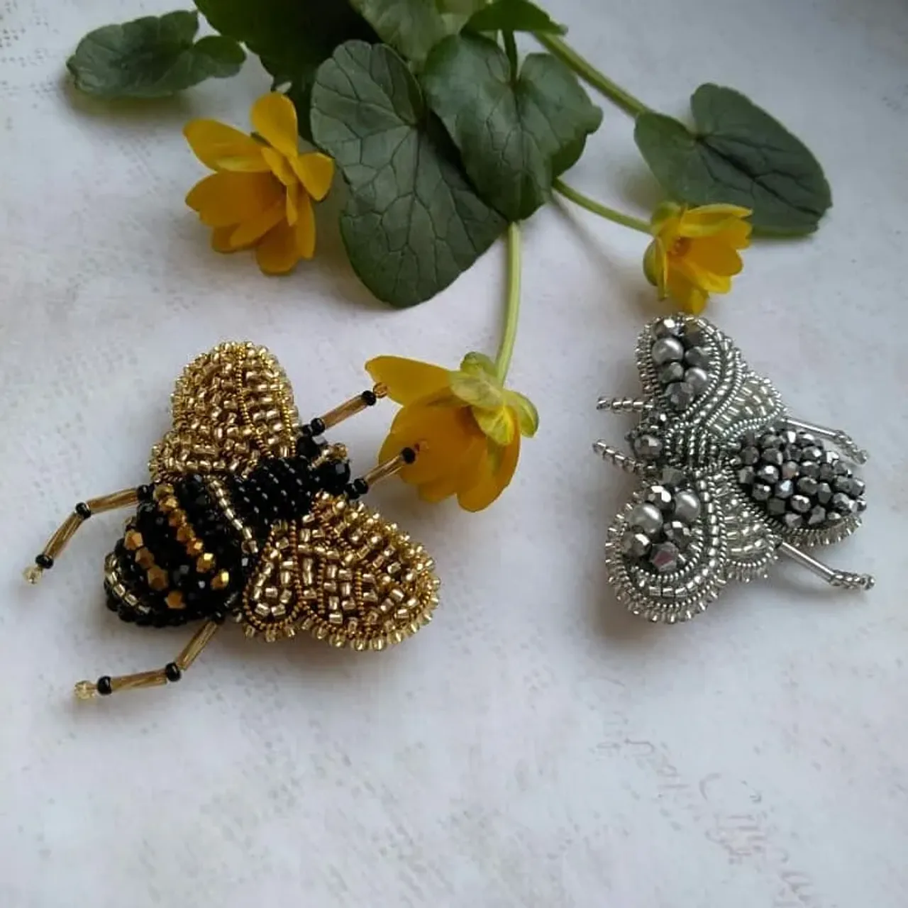 Как сделать из пчелы муху? Очень просто! Нужно действовать по прежней схеме (см. предыдущий пост), достаточно лишь поменять цвет и чуть увеличить глаза. А если проявить ещё больше фантазии и по-другому разшить крылышки, то получатся вообще совсем разные броши.
#брошьизбисера #брошьмуха #муха #handmade_ymka #мухаизбисера #handmadewood #handmadeworld1 #ручнаяработа #chudolavka #пчелаизбисера #брошьпчела #пчелаизбисера #брошьпчелка #пчелкаизбисера #аксессуары #shk_idei #авторскиеброши #пчела #пчелка #эксклюзив #хендмейд #hand_made_izdeliya_lenta #краснодар  #jw_fair #наподарочек #назаказ #handmade_k_m #подарки#проект_ilovehandmade #lovehandmade #сделанослюбовью❤️