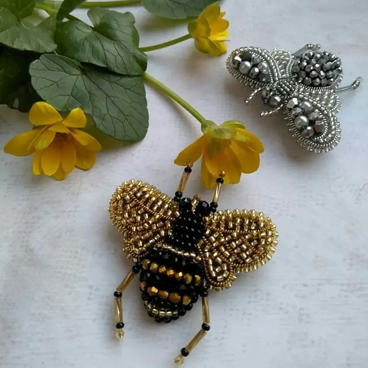 Как сделать из пчелы муху? Очень просто! Нужно действовать по прежней схеме (см. предыдущий пост), достаточно лишь поменять цвет и чуть увеличить глаза. А если проявить ещё больше фантазии и по-другому разшить крылышки, то получатся вообще совсем разные броши.
#брошьизбисера #брошьмуха #муха #handmade_ymka #мухаизбисера #handmadewood #handmadeworld1 #ручнаяработа #chudolavka #пчелаизбисера #брошьпчела #пчелаизбисера #брошьпчелка #пчелкаизбисера #аксессуары #shk_idei #авторскиеброши #пчела #пчелка #эксклюзив #хендмейд #hand_made_izdeliya_lenta #краснодар  #jw_fair #наподарочек #назаказ #handmade_k_m #подарки#проект_ilovehandmade #lovehandmade #сделанослюбовью❤️