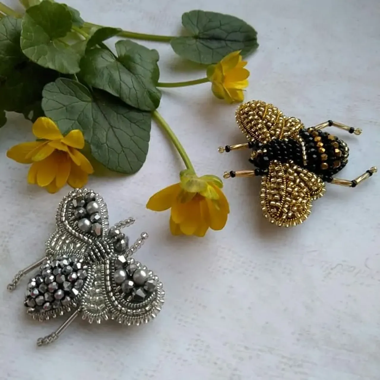 Как сделать из пчелы муху? Очень просто! Нужно действовать по прежней схеме (см. предыдущий пост), достаточно лишь поменять цвет и чуть увеличить глаза. А если проявить ещё больше фантазии и по-другому разшить крылышки, то получатся вообще совсем разные броши.
#брошьизбисера #брошьмуха #муха #handmade_ymka #мухаизбисера #handmadewood #handmadeworld1 #ручнаяработа #chudolavka #пчелаизбисера #брошьпчела #пчелаизбисера #брошьпчелка #пчелкаизбисера #аксессуары #shk_idei #авторскиеброши #пчела #пчелка #эксклюзив #хендмейд #hand_made_izdeliya_lenta #краснодар  #jw_fair #наподарочек #назаказ #handmade_k_m #подарки#проект_ilovehandmade #lovehandmade #сделанослюбовью❤️