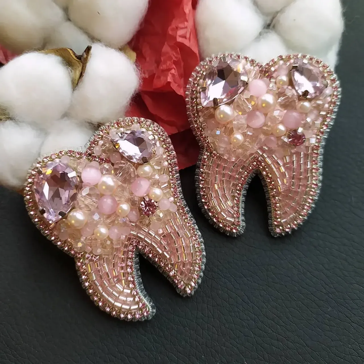 Когда мне заказали зубик в розовом цвете, скажу честно это цветовое решение меня очень смутило. И совсем я удивилась, когда мне заказали повтор именно в розовом цвете. Да, это не типичный цвет для зубика. Но, к моему удивлению, получилось очень классно! Признаю, была не права🤭
В наличии нет, возможен повтор в любом цвете😂, но конечно хотелось бы повторить в классическом белом цвете🦷
#брошьзуб #брошьзубик #зубикизбисера #зубизбисера #брошьдлястоматолога #брошьдляврача #длястоматологов #hmjewerly_best #handmade_ru_jewellery #hmjew_exclusive #handmade_ymka #бесплатноmhr #handmade_luxury_exclusive #брошьизбисера #handmadewood #zotzon #handmadeworld1  #chudolavka #handmade_blesk_19 #magic_brooch #shk_idei #б_выставка_рн @happy_hobby777 #hand_made_izdeliya_lenta #jw_fair #handmade_k_m #проект_ilovehandmade #lovehandmade #my_handmade_tvorchestvo #handmade_numberone #сделанослюбовью❤️