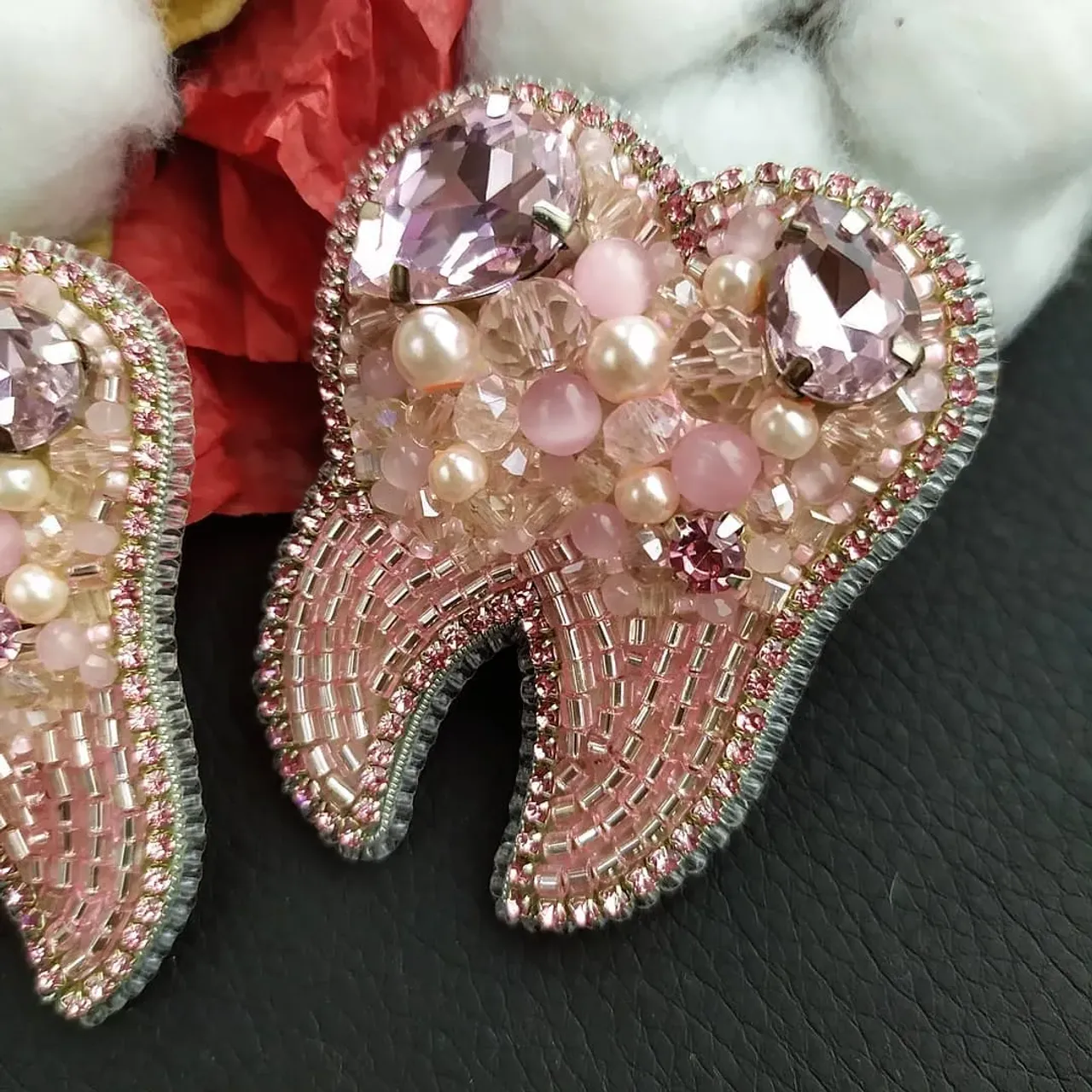 Когда мне заказали зубик в розовом цвете, скажу честно это цветовое решение меня очень смутило. И совсем я удивилась, когда мне заказали повтор именно в розовом цвете. Да, это не типичный цвет для зубика. Но, к моему удивлению, получилось очень классно! Признаю, была не права🤭
В наличии нет, возможен повтор в любом цвете😂, но конечно хотелось бы повторить в классическом белом цвете🦷
#брошьзуб #брошьзубик #зубикизбисера #зубизбисера #брошьдлястоматолога #брошьдляврача #длястоматологов #hmjewerly_best #handmade_ru_jewellery #hmjew_exclusive #handmade_ymka #бесплатноmhr #handmade_luxury_exclusive #брошьизбисера #handmadewood #zotzon #handmadeworld1  #chudolavka #handmade_blesk_19 #magic_brooch #shk_idei #б_выставка_рн @happy_hobby777 #hand_made_izdeliya_lenta #jw_fair #handmade_k_m #проект_ilovehandmade #lovehandmade #my_handmade_tvorchestvo #handmade_numberone #сделанослюбовью❤️