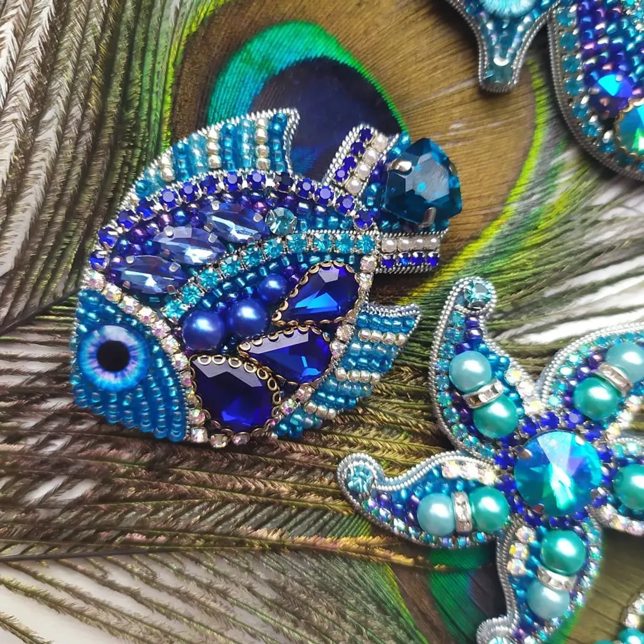 Доброе воскрестное друзья! Да, да давненько меня не было в ленте. Но это не значит, что я сидела без дела. А совсем наоборот. Как пчёлка пыхтела над заказами, повторами и новыми работами. Последние кстати совсем скоро появятся в ленте. А на фото сет из четырех брошей в морской тематике, выполнен на заказ, по мотивам работ lilya_zabbarova
#брошьизбисера #брошьмедуза #брошьморскаязвезда #брошьморскойконек #брошьрыбка