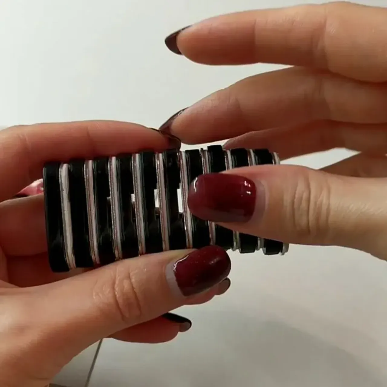 Как долго я их искала! Ура, ура наконец-то у меня появились красивые, надёжные, компактные магнитные застёжки. Так что теперь любую брошь можно заказать с магнитной застёжкой и носить её на самой тонкой ткани. 
#магнитнаязастежка #залипательноевидео #брошьизбисера #брошькраснодар