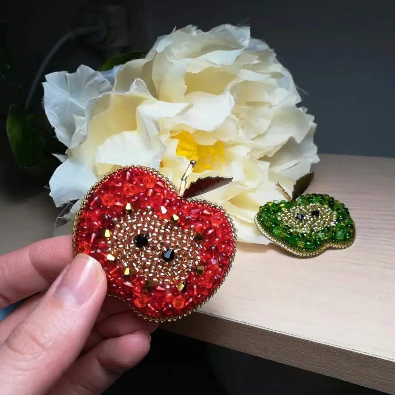 Ещё один фотоотзыв. Спасибочки, очень приятно когда мои изделия Вас радуют!!!
#брошьизбисера #фотоотзыв #яблокоизбисера #брошьяблоко #брошьяблоко🍏 #брошьяблоко🍎 #яблоко #авторскиеброши #ручнаяработа #сделанослюбовью❤️