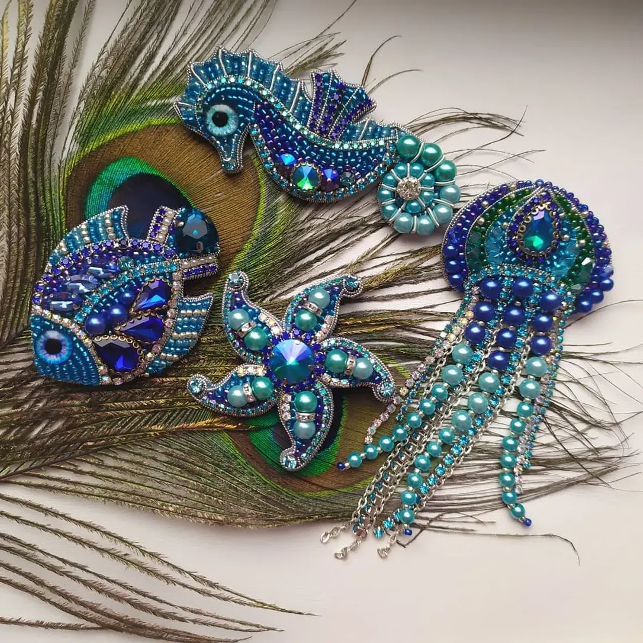 Доброе воскрестное друзья! Да, да давненько меня не было в ленте. Но это не значит, что я сидела без дела. А совсем наоборот. Как пчёлка пыхтела над заказами, повторами и новыми работами. Последние кстати совсем скоро появятся в ленте. А на фото сет из четырех брошей в морской тематике, выполнен на заказ, по мотивам работ lilya_zabbarova
#брошьизбисера #брошьмедуза #брошьморскаязвезда #брошьморскойконек #брошьрыбка