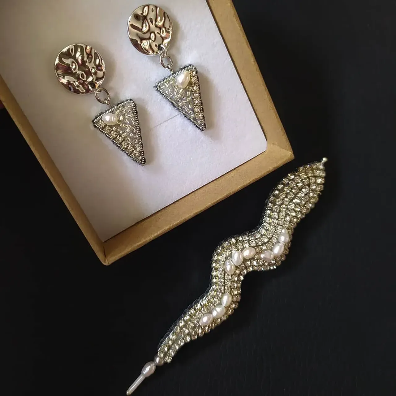 В последнее время часто делаю серьги в подарок к броши. И зачастую даже не фотографирую их. Но эти 💎 получились такие прикольные, что 100% заслуживают отдельного поста.
Очень лёгкие и удобные!
Возможно изменение размера и цвета по Вашему желанию
~~~~~~~~~~~~~~~~~~~~~~~~~~~~
#брошьзмея  #брошьзмеяизбисера  #серьгиручнойработы #брошьручнойработы #chudesarukami #handmadebiser #hmjewerly_best #hm_obraz #handmade_ru_jewellery #hmjew_exclusive #handmade_ymka #бесплатноmhr #handmade_luxury_exclusive #handmade_art_amazing  #handmadewood #handmadeworld1  #chudolavka #handmade_blesk_19 #magic_brooch #shk_idei #б_выставка_рн @happy_hobby777 #hand_made_izdeliya_lenta #handmade_k_m #chudolavka_jewellery #rukamimastera_lenta #проект_ilovehandmade #lovehandmade #my_handmade_tvorchestvo #handmade_numberone