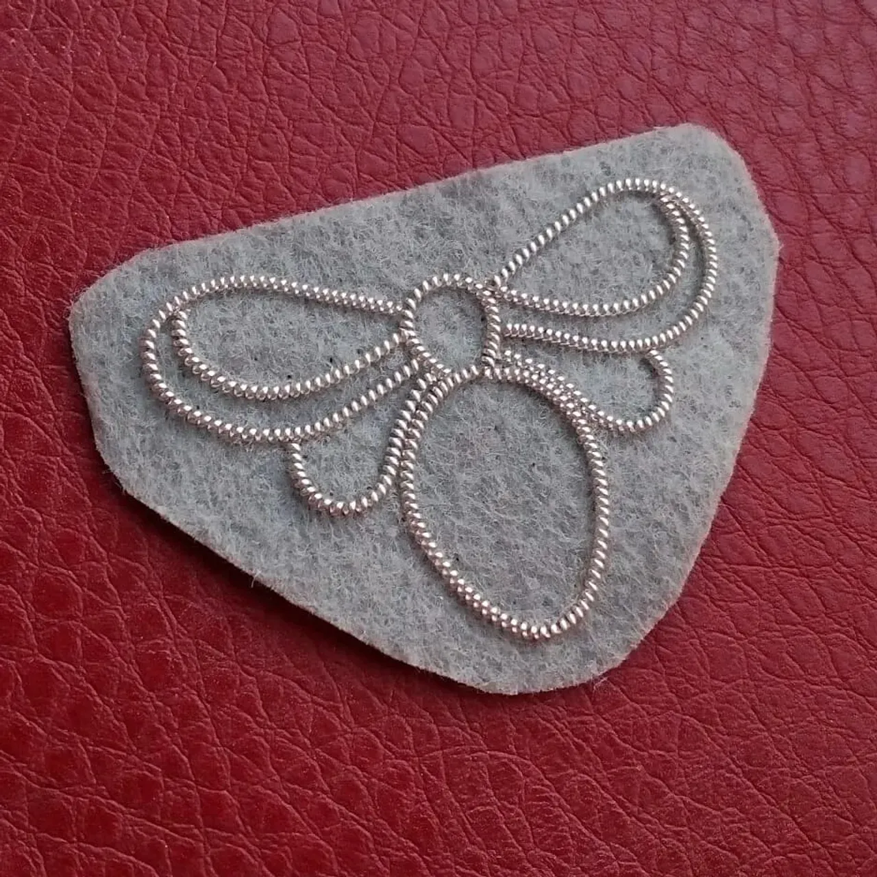 Как сделать из пчелы муху? Очень просто! Нужно действовать по прежней схеме (см. предыдущий пост), достаточно лишь поменять цвет и чуть увеличить глаза. А если проявить ещё больше фантазии и по-другому разшить крылышки, то получатся вообще совсем разные броши.
#брошьизбисера #брошьмуха #муха #handmade_ymka #мухаизбисера #handmadewood #handmadeworld1 #ручнаяработа #chudolavka #пчелаизбисера #брошьпчела #пчелаизбисера #брошьпчелка #пчелкаизбисера #аксессуары #shk_idei #авторскиеброши #пчела #пчелка #эксклюзив #хендмейд #hand_made_izdeliya_lenta #краснодар  #jw_fair #наподарочек #назаказ #handmade_k_m #подарки#проект_ilovehandmade #lovehandmade #сделанослюбовью❤️