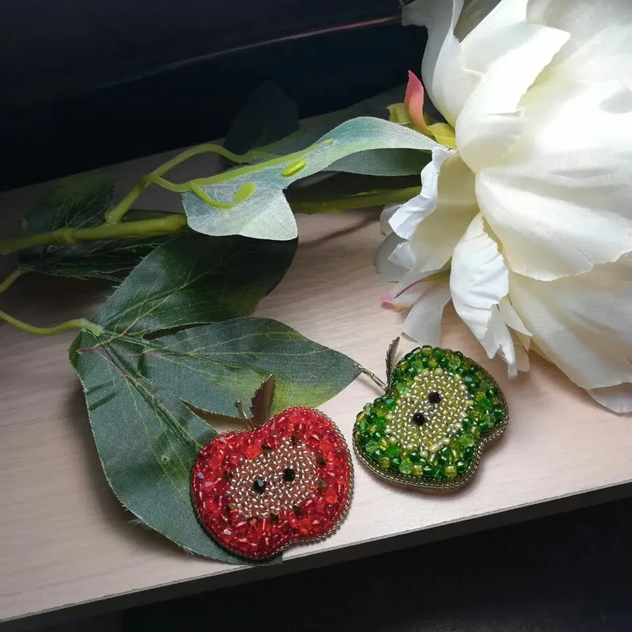 Ещё один фотоотзыв. Спасибочки, очень приятно когда мои изделия Вас радуют!!!
#брошьизбисера #фотоотзыв #яблокоизбисера #брошьяблоко #брошьяблоко🍏 #брошьяблоко🍎 #яблоко #авторскиеброши #ручнаяработа #сделанослюбовью❤️