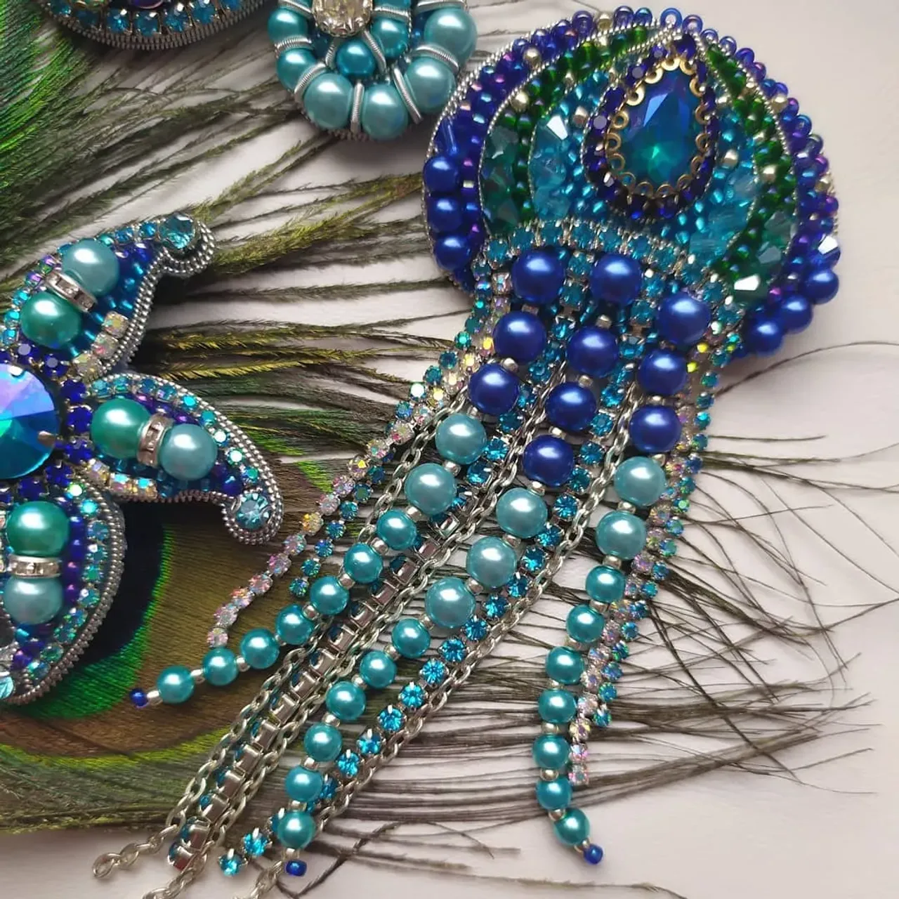 Доброе воскрестное друзья! Да, да давненько меня не было в ленте. Но это не значит, что я сидела без дела. А совсем наоборот. Как пчёлка пыхтела над заказами, повторами и новыми работами. Последние кстати совсем скоро появятся в ленте. А на фото сет из четырех брошей в морской тематике, выполнен на заказ, по мотивам работ lilya_zabbarova
#брошьизбисера #брошьмедуза #брошьморскаязвезда #брошьморскойконек #брошьрыбка