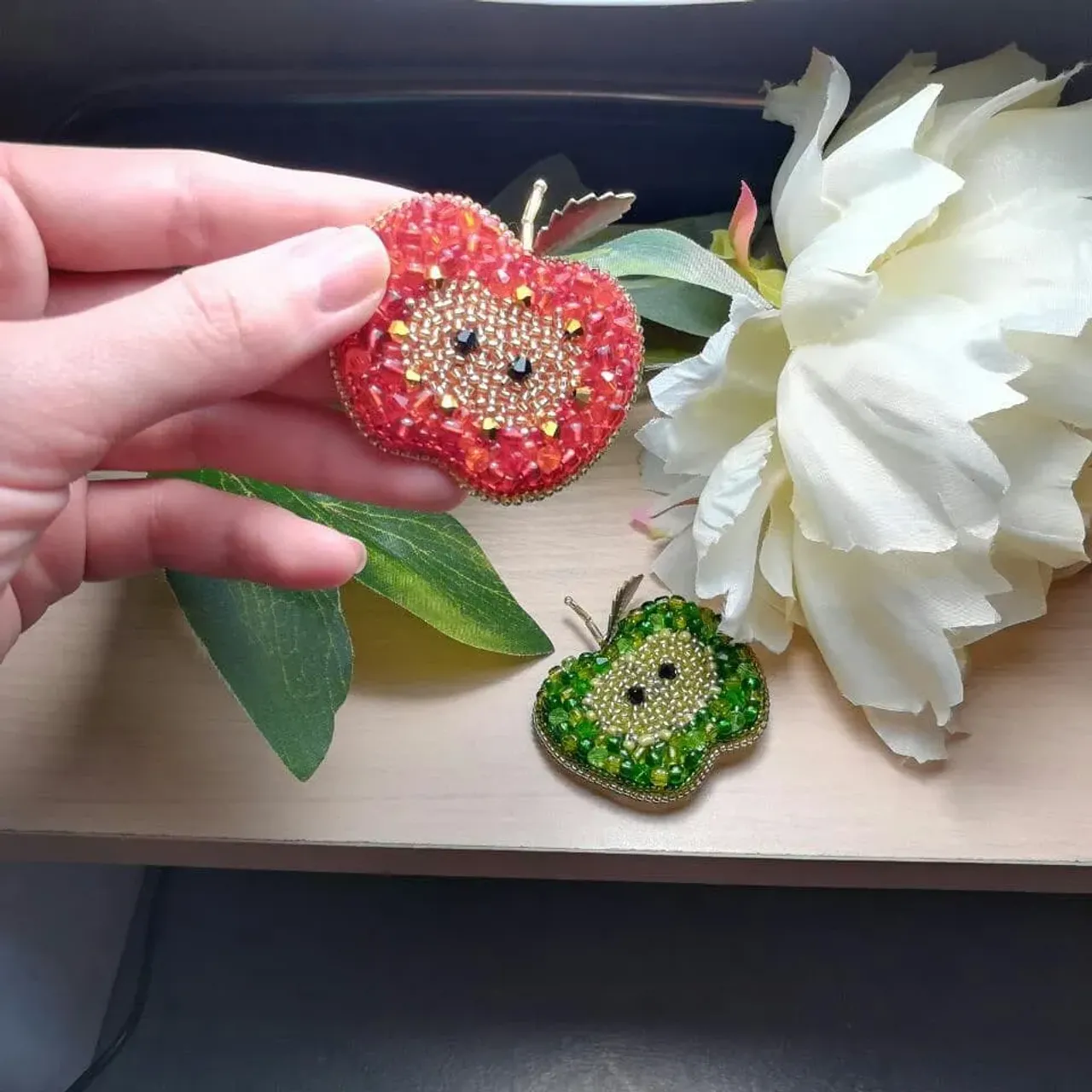 Ещё один фотоотзыв. Спасибочки, очень приятно когда мои изделия Вас радуют!!!
#брошьизбисера #фотоотзыв #яблокоизбисера #брошьяблоко #брошьяблоко🍏 #брошьяблоко🍎 #яблоко #авторскиеброши #ручнаяработа #сделанослюбовью❤️