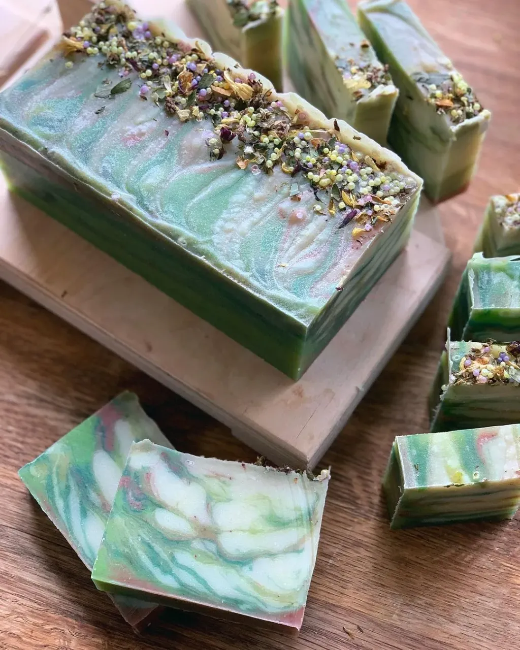 Один из самых приятных зимних сортов мыла с ароматом сандала и хвои💚

Очень нежное, с шелковистой пеной. Идеально для холодного времени года!
Будет бережно заботиться о ваших руках🌿

В карусели самые волнительные моменты мыловарения - нарезка и штамповка.
Кстати, штампы вы мне помогали выбирать. 
60% голосов было за круглый, и с этим штампом большая часть кусочков. Остальные - с елочкой.
Какой штамп на мыле вам больше нравится?

#solumnatura_soap #coldprocess #мылоснуля #зима