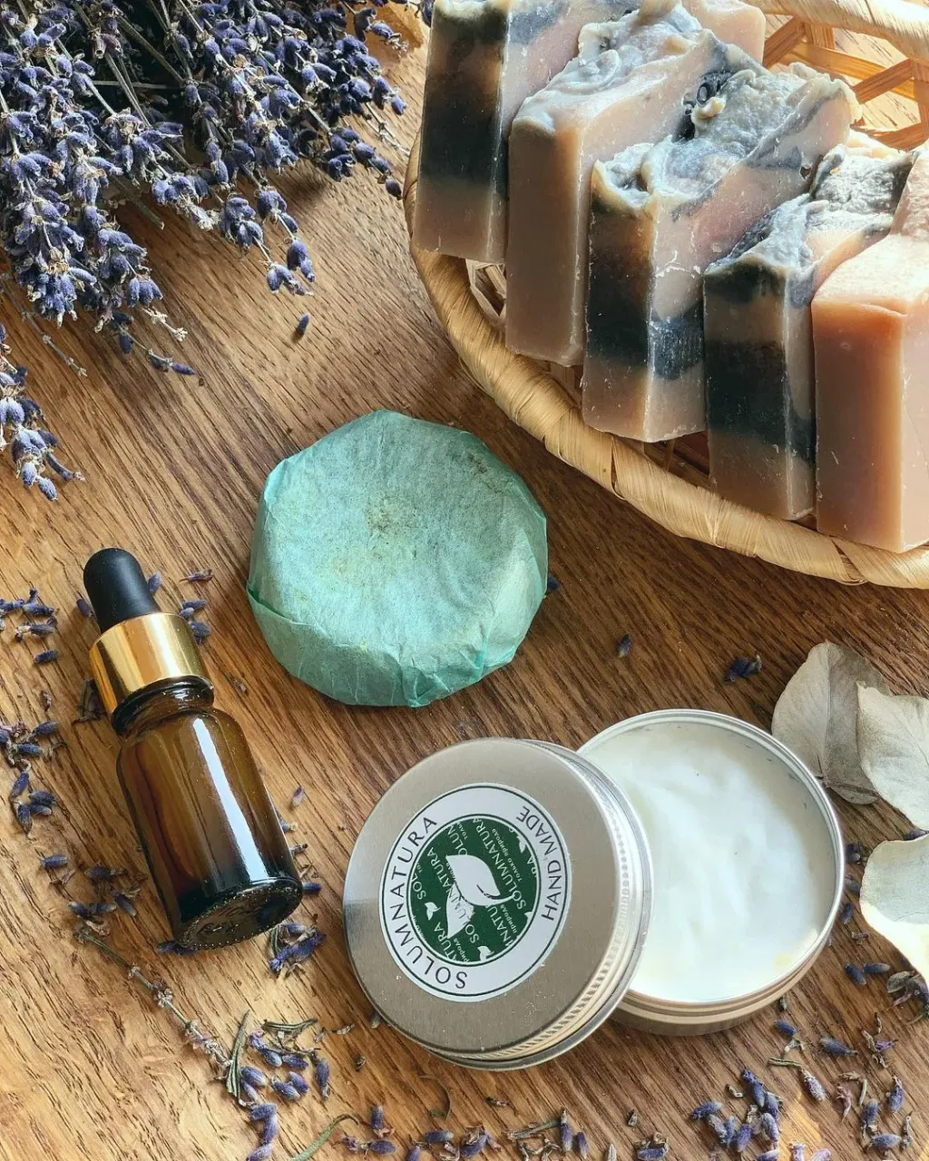 А ЧТО У ВАС ЕСТЬ ДЛЯ МУЖЧИН?

В последнее время ко мне все чаще стали обращаться с таким вопросом💚
И не удивительно! Ведь тем, что тебе нравится и что благотворно влияет на внешность, хочется делиться со всеми🤗

Вот и ассортимент средств для мужчин у меня потихоньку увеличиваются☀️

🍃 твёрдый шампунь, которым круто мыть не только волосы, но и бороду🧔🏻
🌊масло для укладки волос и бороды
✨несмываемая сыворотка для бороды
🌧мыло с мужским характером для мытья рук и тела 
🌿смягчающий и восстанавливающий крем после бритья

#solumnatura_длямужчин #борода #маслодлябороды #мужчины #лаванда #брутал