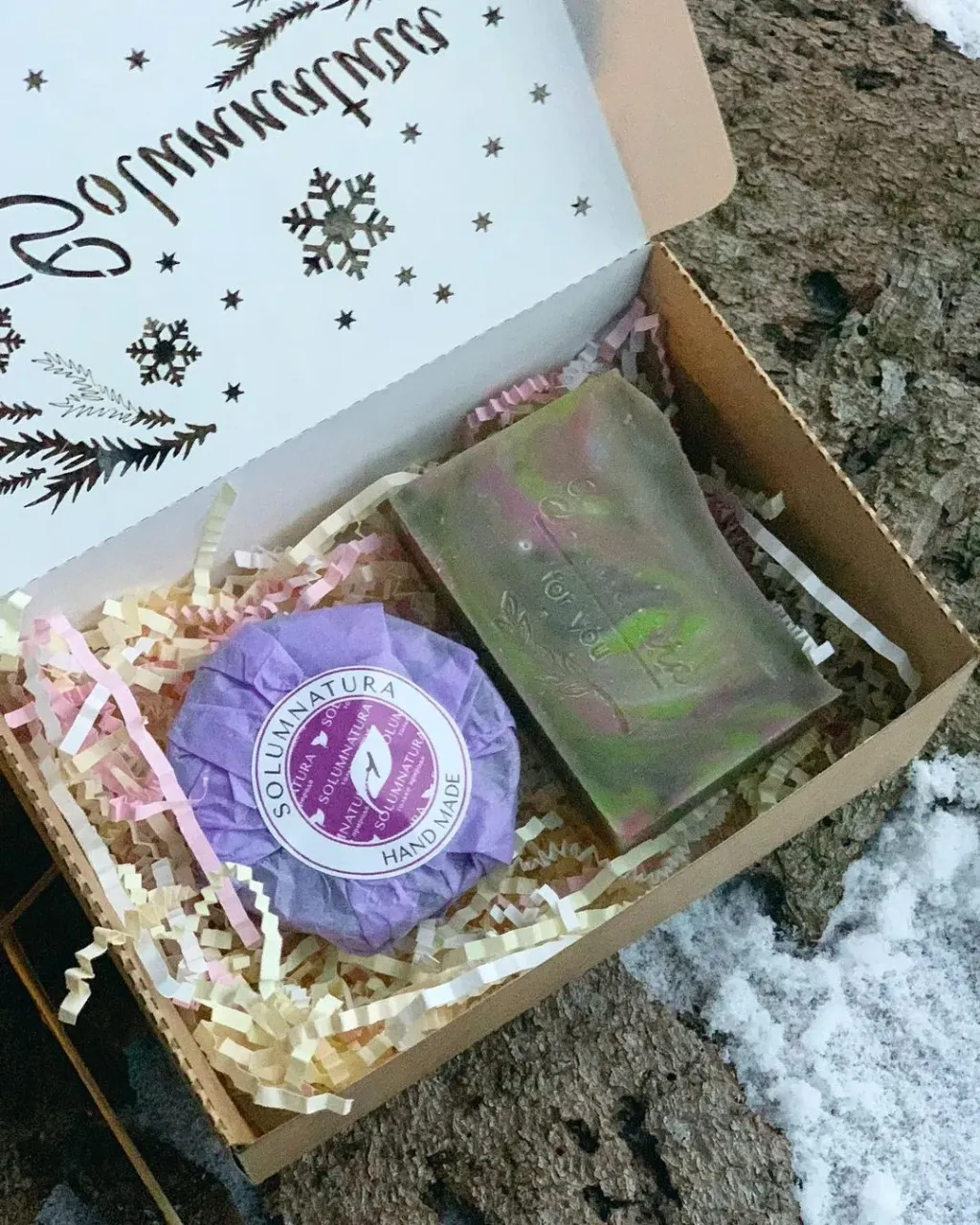Когда нет времени, здорово, если можно кому-то доверить выбор подарков🎁
Небольшие наборы, созданные с любовью - именно то, что надо!
Набор 1:
Мыло (любое на выбор)
Соль (ароматы на выбор: фейхоа; кедровый лес; лаванда; цветочная)
Бальзам для губ
Набор 2:
Натуральное мыло (на выбор)
Твёрдый шампунь (на выбор)
Набор 3:
Соль для ванны
Твёрдый шампунь
Набор 4:
Соль для ванны
Мыло на выбор
Набор 5:
Соль
Мыло
Твёрдый шампунь
Бальзам для губ
#solumnatura_наборы #подарокнановыйгод #подарочныйнабор #наборкосметики #недорогойподарок #приятныйподарок #натуральнаякосметика