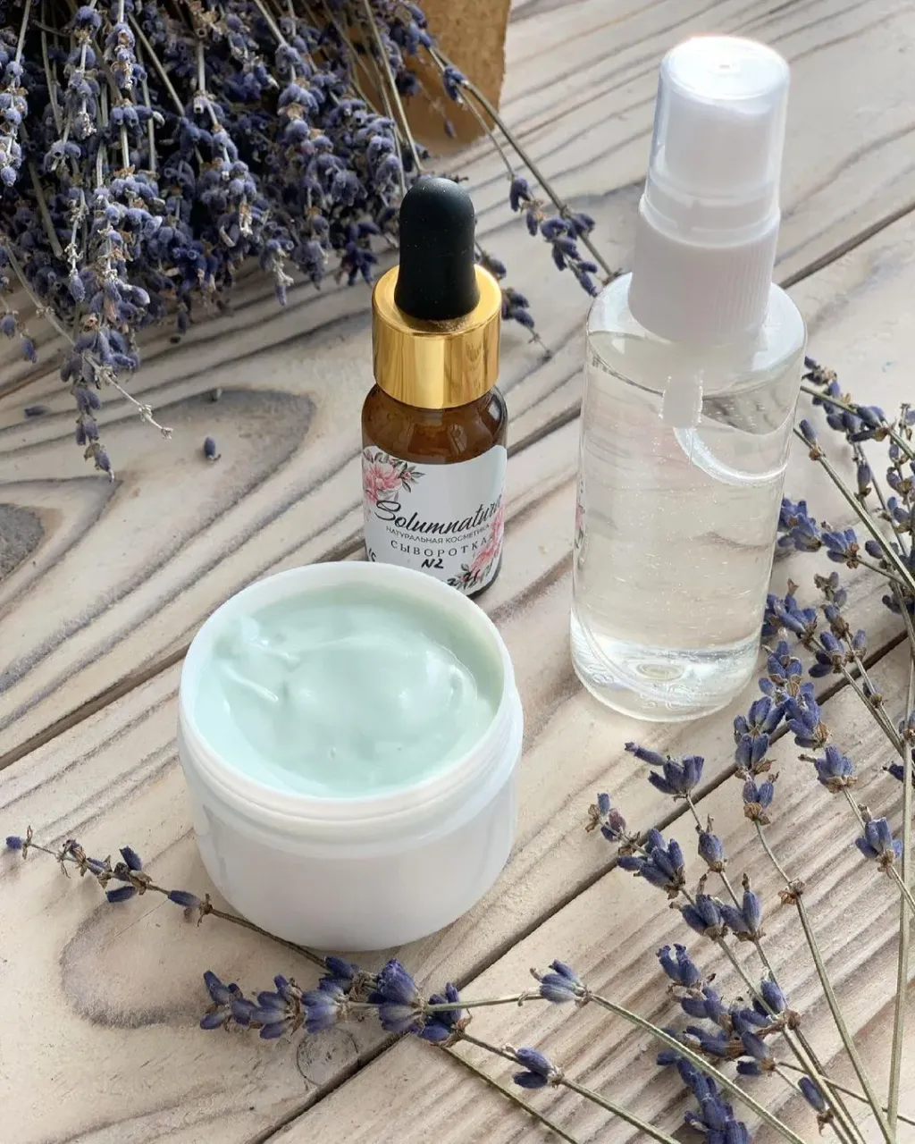 Сохнет кожа - это один из самых постоянных запросов в последнее время.
И причин может быть много...
Давайте разбираться вместе🤗

Первое, на что стоит обратить внимание, это на своё средство для очищения кожи. 
А именно на ПАВы и консерванты в составе. Наиболее агрессивные - SLS (Sodium Lauril Sulfate), DEA, TEA, и консерванты с окончанием -PARABEN.

Часто замена средства для умывания уже решает большую часть проблем с кожей💚

Из мягких средств для умывания я предложу вам:
Пенку
Гидрофильное масло
Убтан
Молочко

Разобрались с очищением - переходим дальше!

Второй шаг - тоник. Можно и до умывания (но чаще после), и просто в течении дня (особенно в самолете или в жаркую погоду)💦
Основная задача тоника - это восстановление кислотно-щелочного баланса кожи (тот самый рН).
А ещё тоники усиливают действие крема. И уменьшают его расход👌🏻

Следующее средство - ваш моментальный помощник.
Я ношу его всегда с собой!
Сыворотка☀️
Легкая текстура, быстро впитывается, моментально увлажняет, улучшает цвет и настроение. Не знаю, что я раньше без неё делала🙈

Ну и, конечно, крем🧡
Для сухой кожи я делаю дневной более лёгкий и ночной более питательный крем.

Здесь и далее все средства для сухой кожи можно будет найти по тегу #solumnatura_сухаякожа 

#solumnatura_длявсего #solumnatura_длялица
#натуральнаякосметика