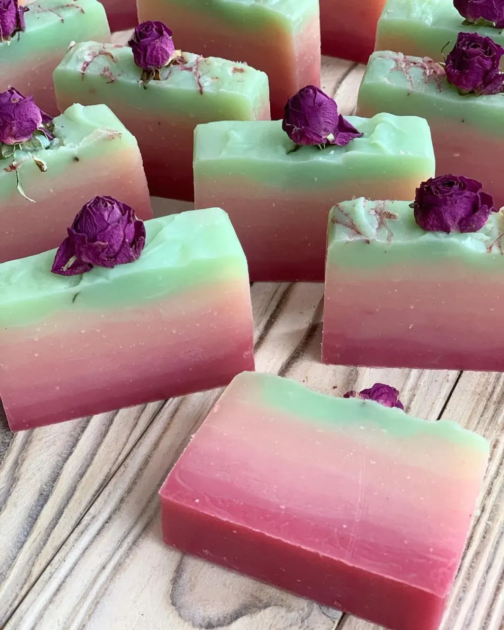 Как только я сварила этот сорт, я поняла, что буду варить его всегда❤️

Невероятно нежное, с мягкой пенкой, тонким ароматом роз - все, что нужно для удовольствия!

Мыло с нуля - это не просто мыло! 
Благодаря входящим в состав маслам ши и абрикосовых косточек оно заботится о коже, смягчает и увлажняет ее. 

Прекрасная альтернатива гелям для душа - отлично пенится, очищает и не сушит кожу☀️

#мылоснуля #натуральноемыло #coldprocesssoap